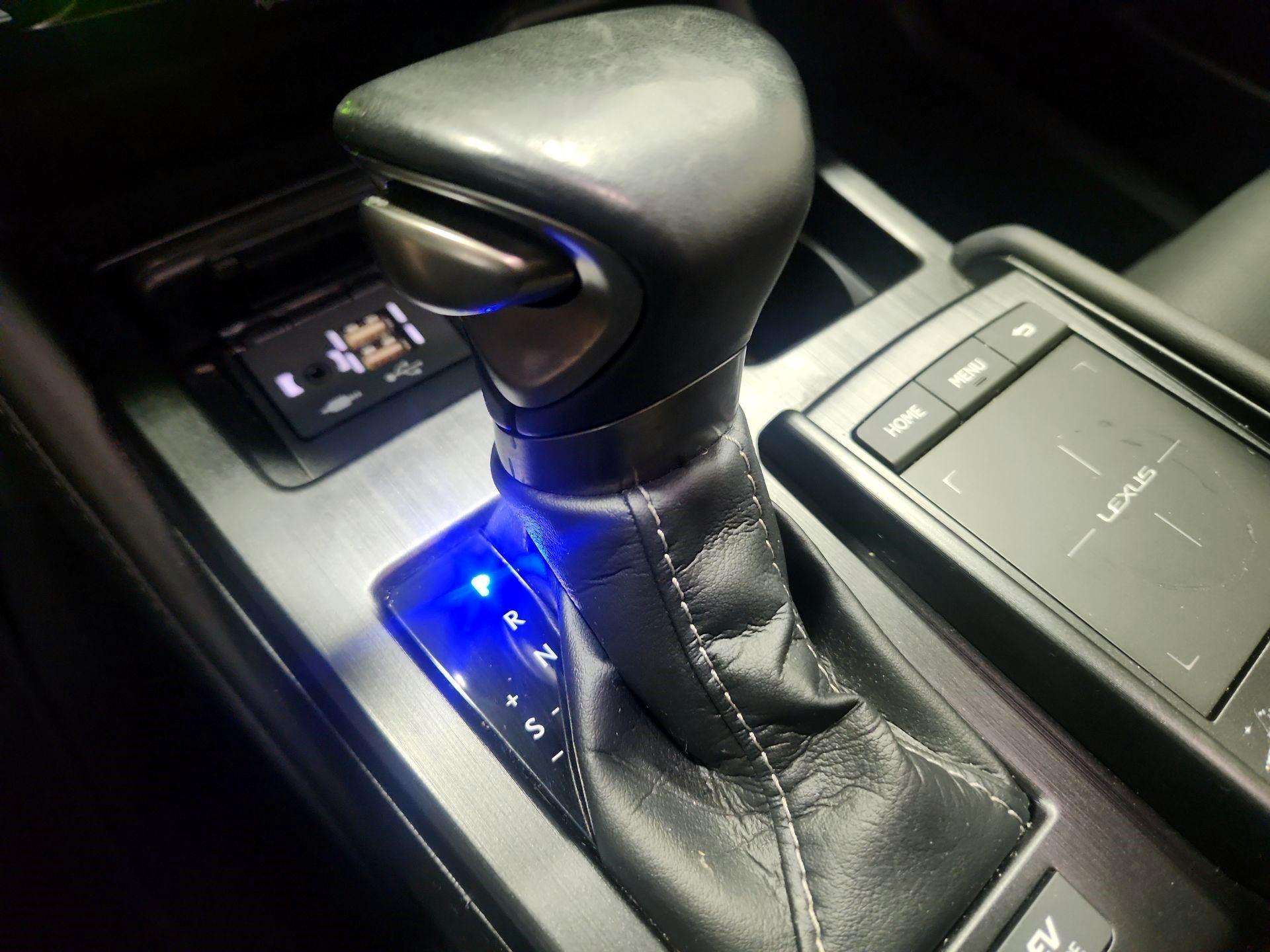 Thumbnail: 2021 Lexus ES - 17