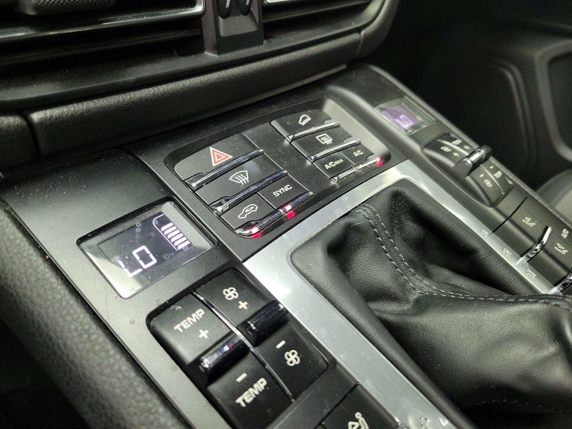 Thumbnail: 2020 Porsche Macan - 16