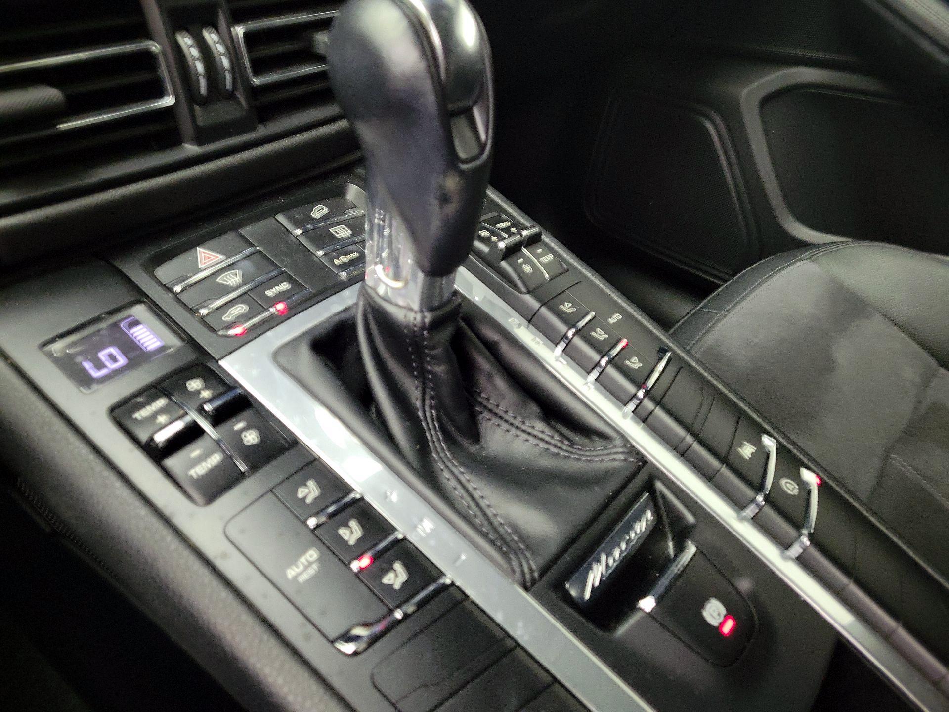 Thumbnail: 2020 Porsche Macan - 17