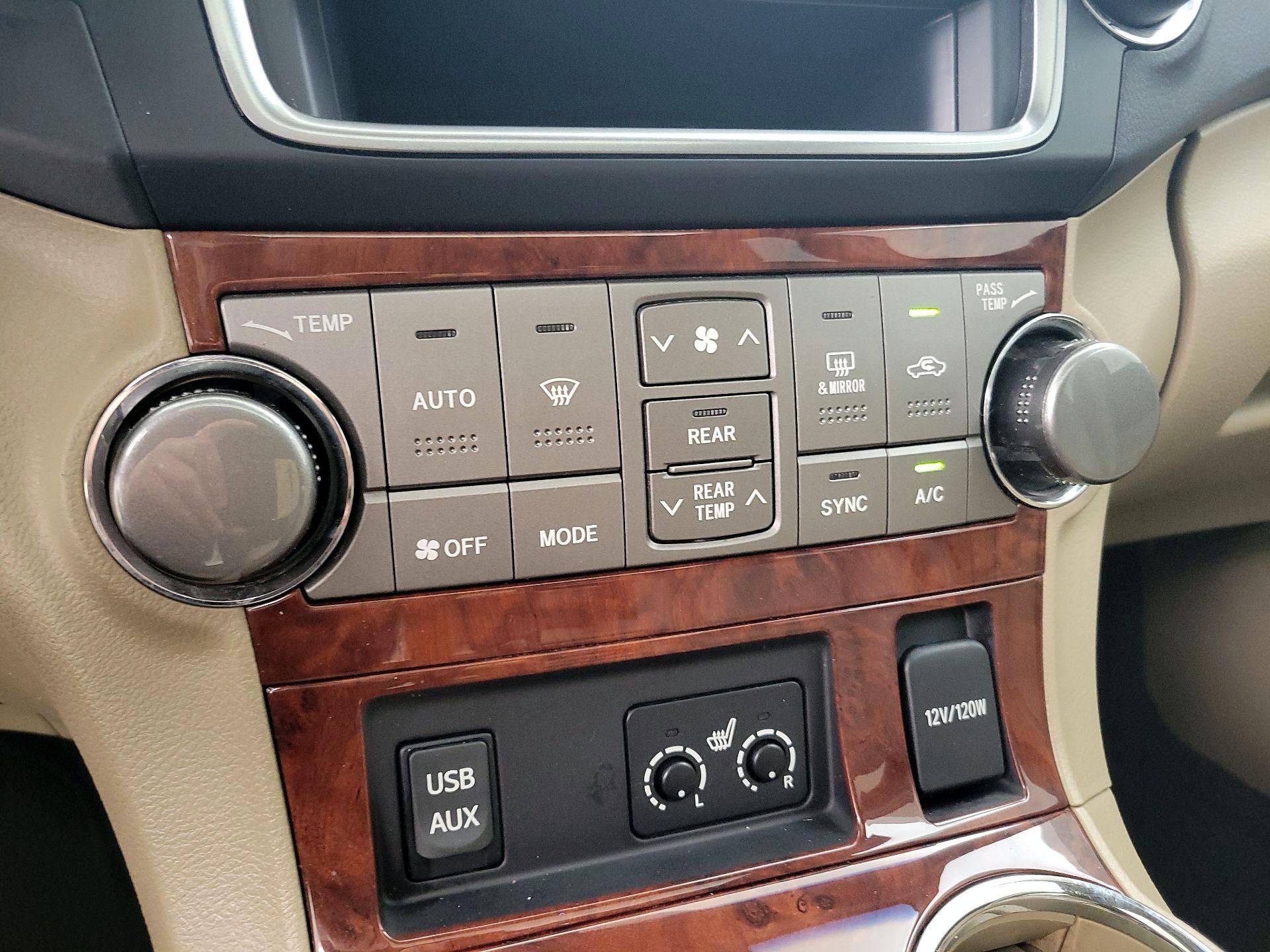 Thumbnail: 2013 Toyota Highlander - 16