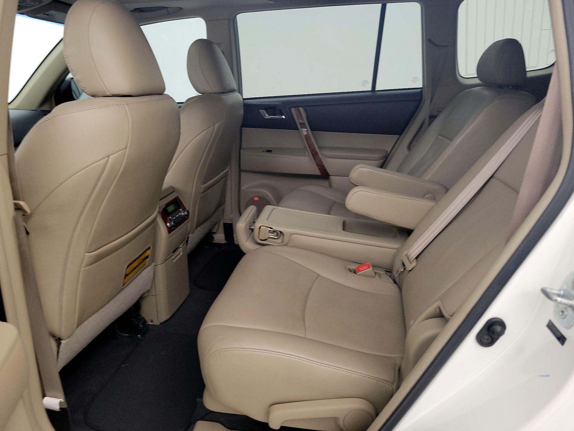 Thumbnail: 2013 Toyota Highlander - 20