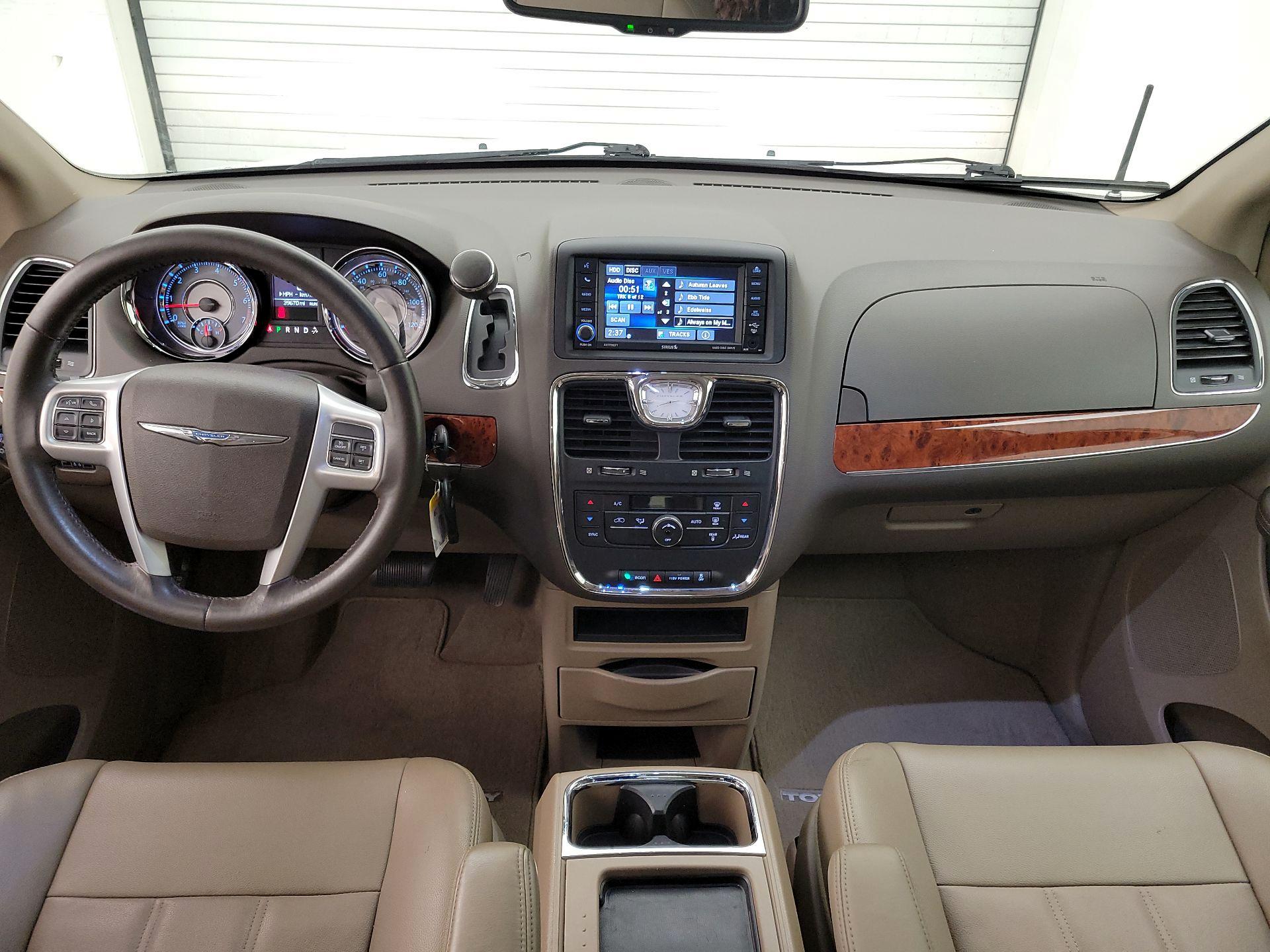Thumbnail: 2014 Chrysler Town & Country - 9