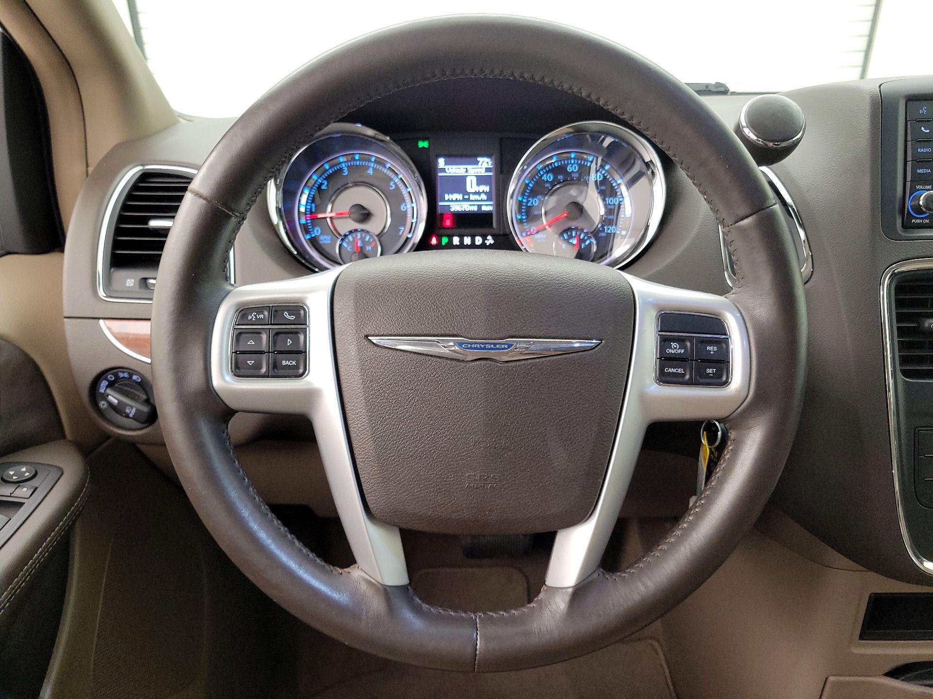 Thumbnail: 2014 Chrysler Town & Country - 10