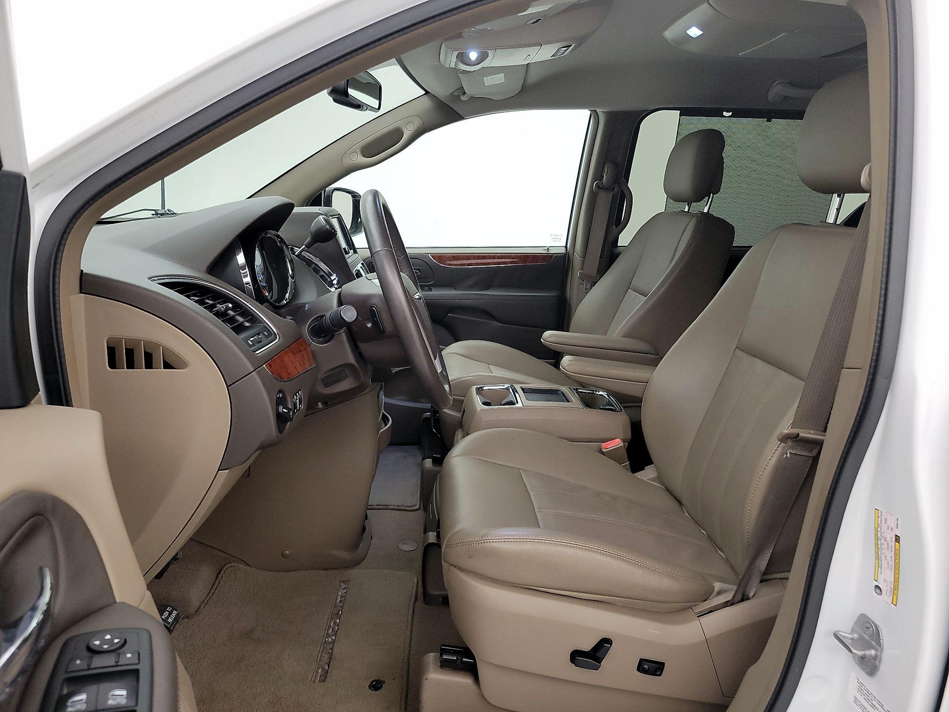 Thumbnail: 2014 Chrysler Town & Country - 11