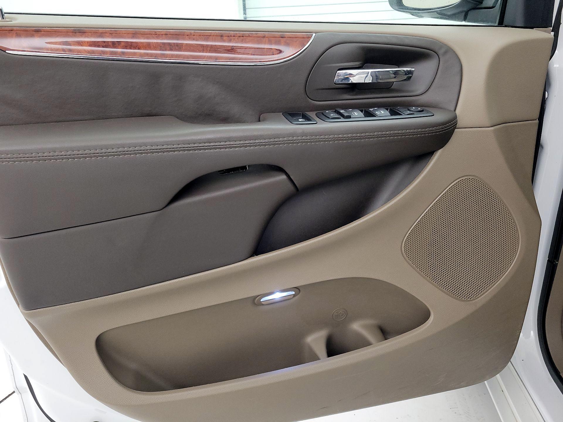 Thumbnail: 2014 Chrysler Town & Country - 12