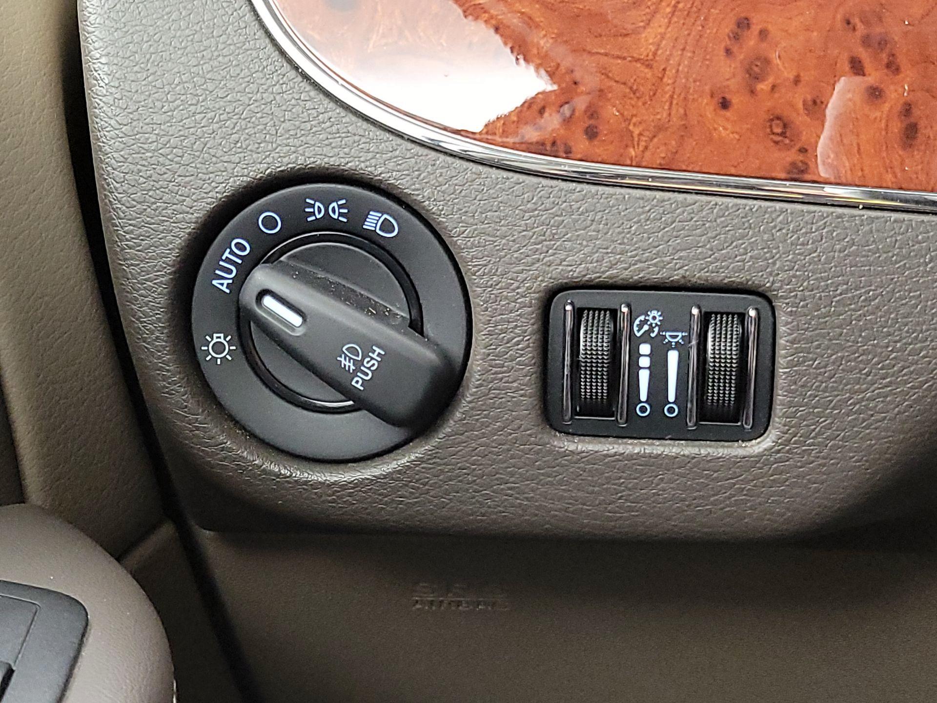 Thumbnail: 2014 Chrysler Town & Country - 13