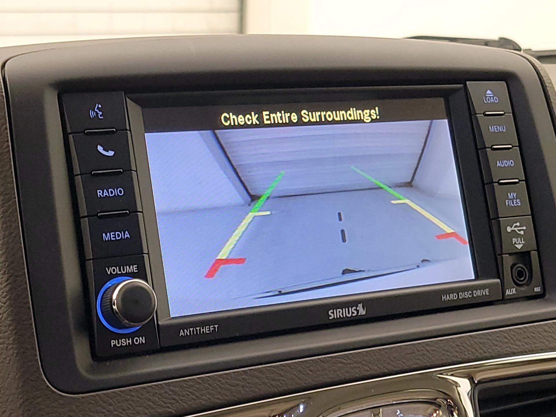 Thumbnail: 2014 Chrysler Town & Country - 14