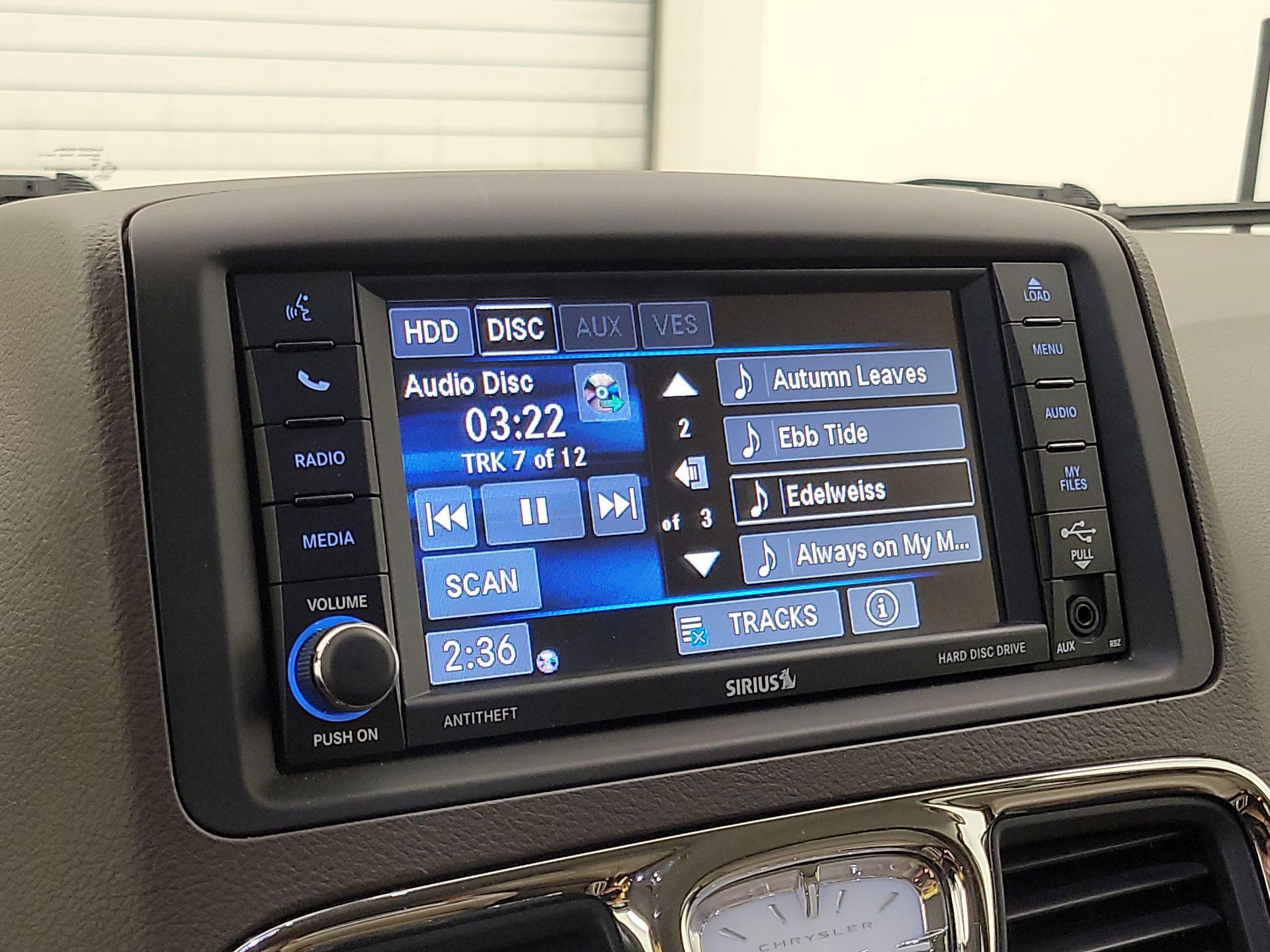 Thumbnail: 2014 Chrysler Town & Country - 15