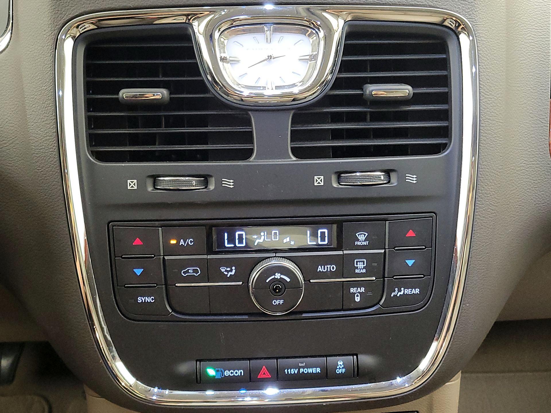 Thumbnail: 2014 Chrysler Town & Country - 16