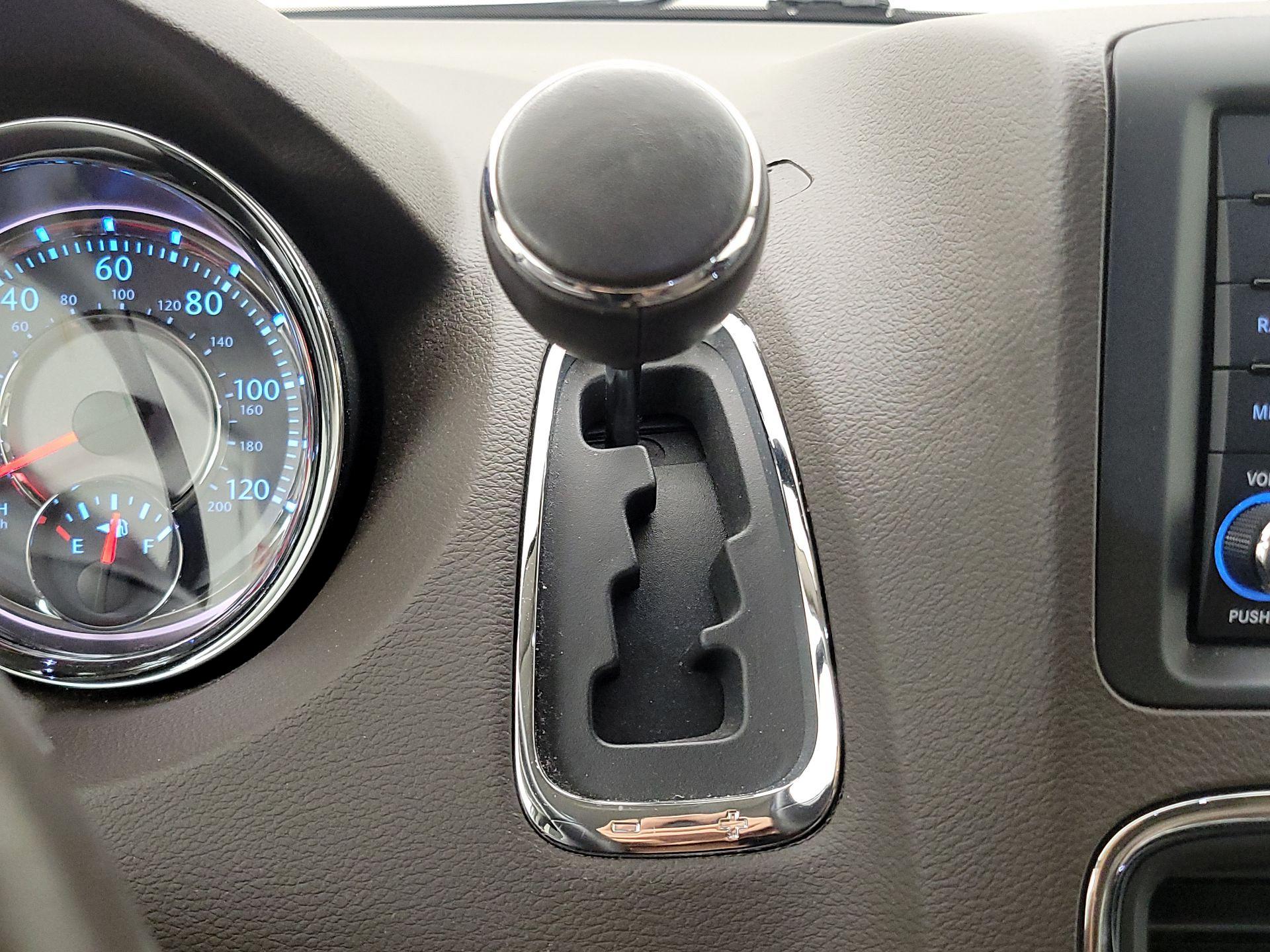 Thumbnail: 2014 Chrysler Town & Country - 17
