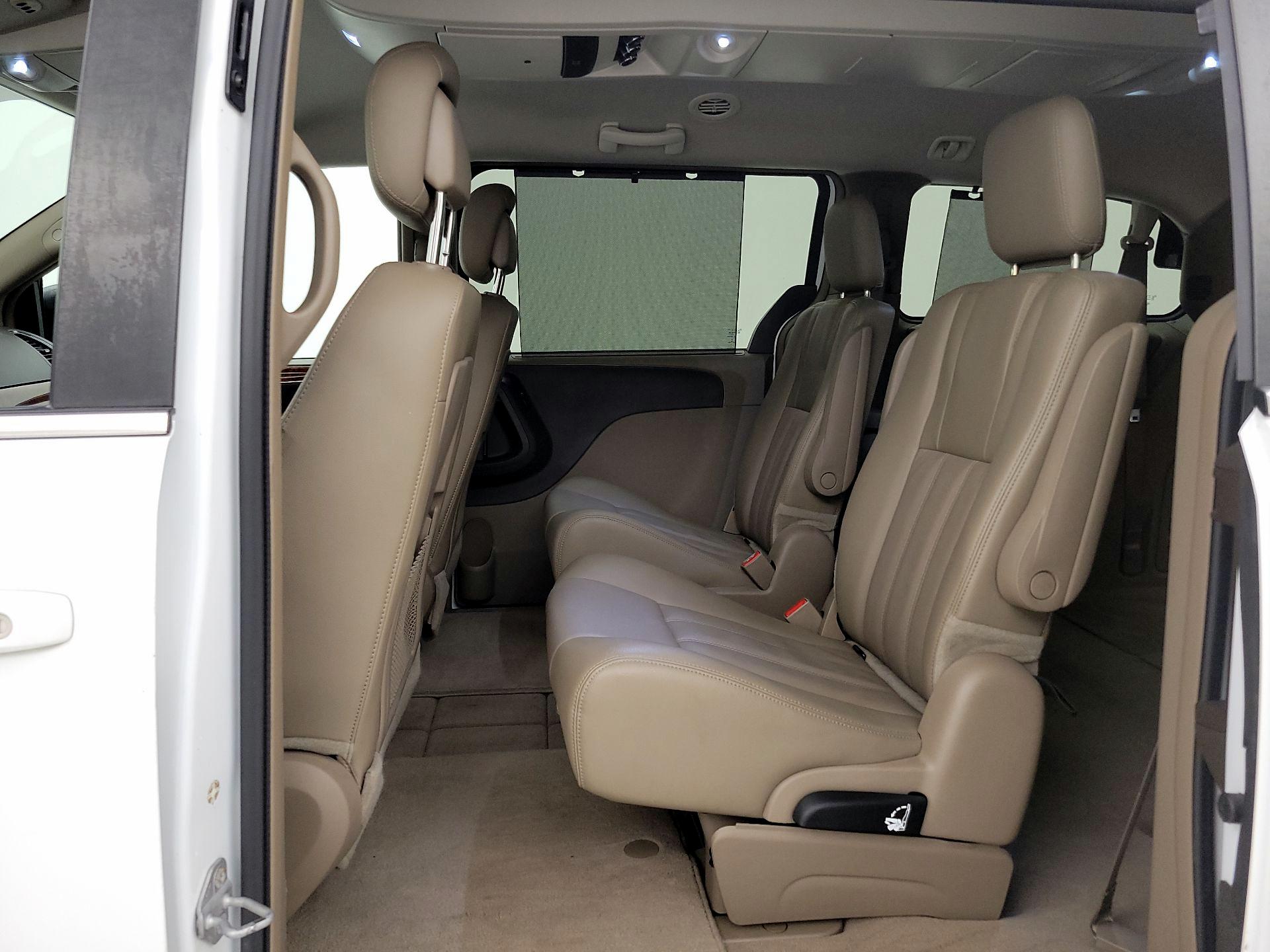 Thumbnail: 2014 Chrysler Town & Country - 18