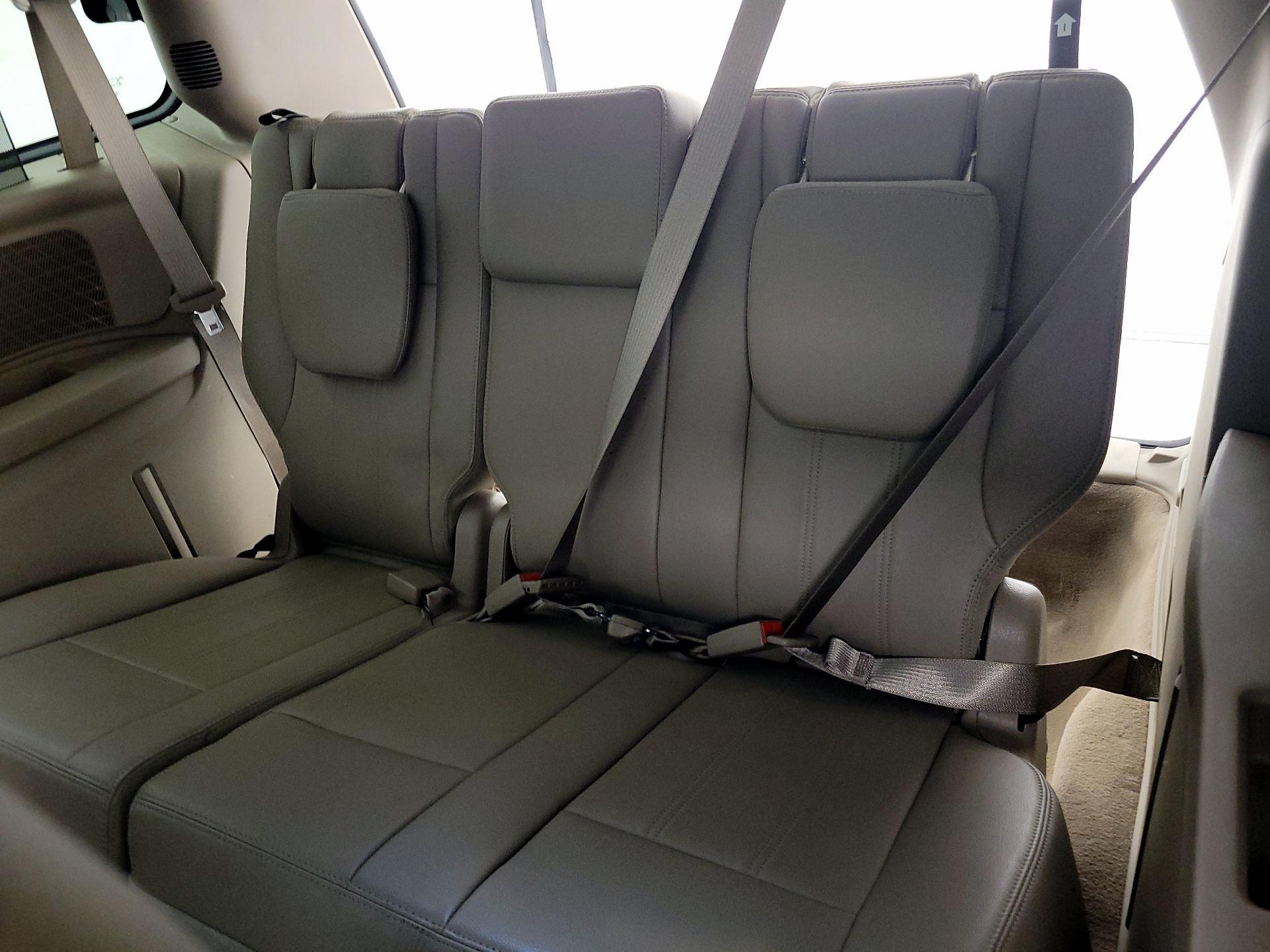 Thumbnail: 2014 Chrysler Town & Country - 19