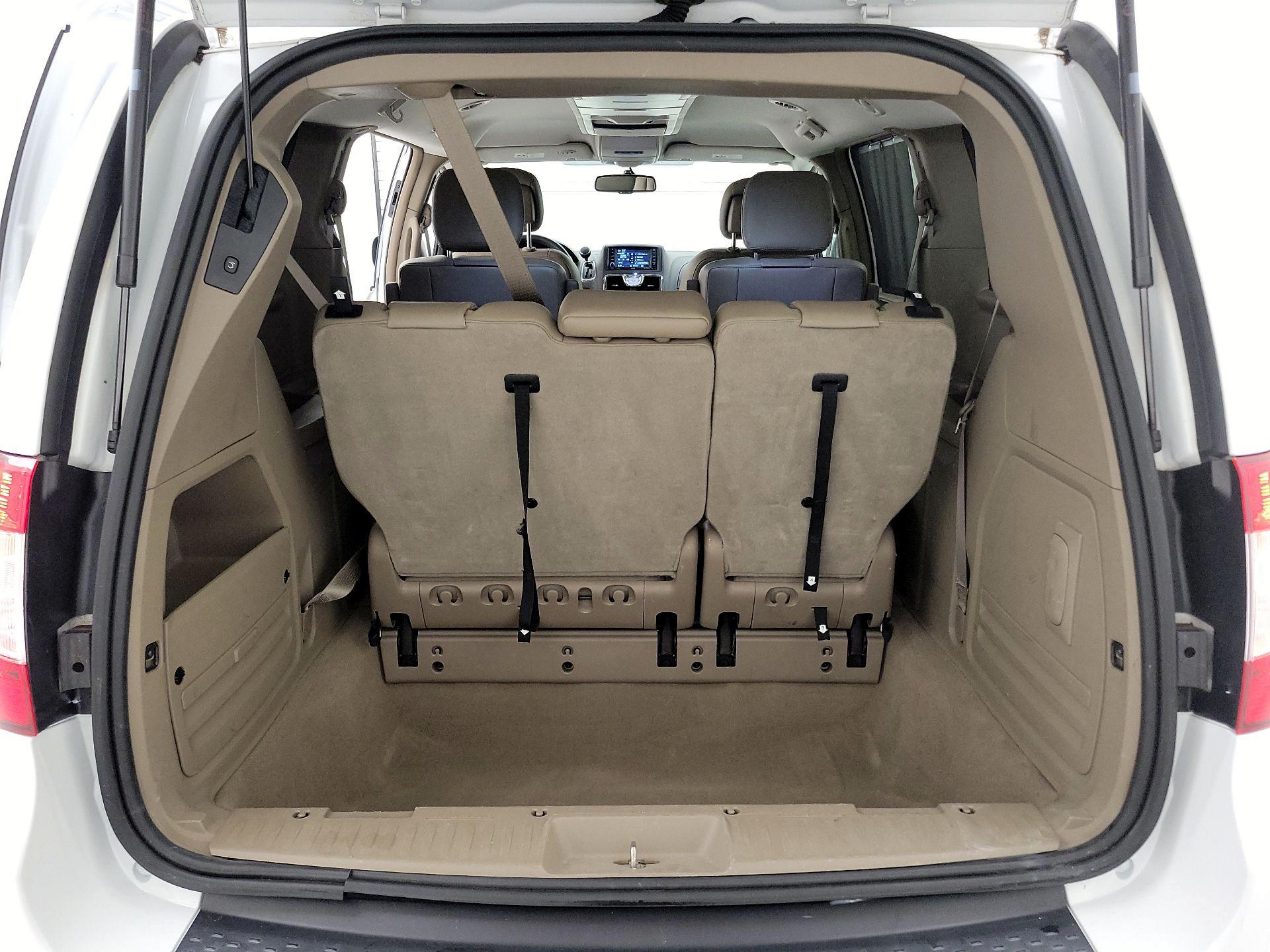 Thumbnail: 2014 Chrysler Town & Country - 20