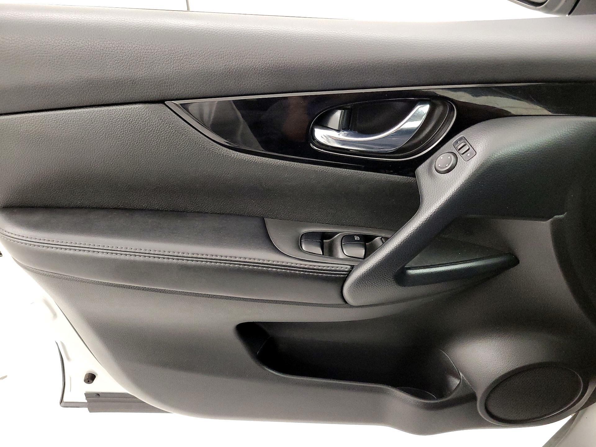 Thumbnail: 2020 Nissan Rogue Sport - 12