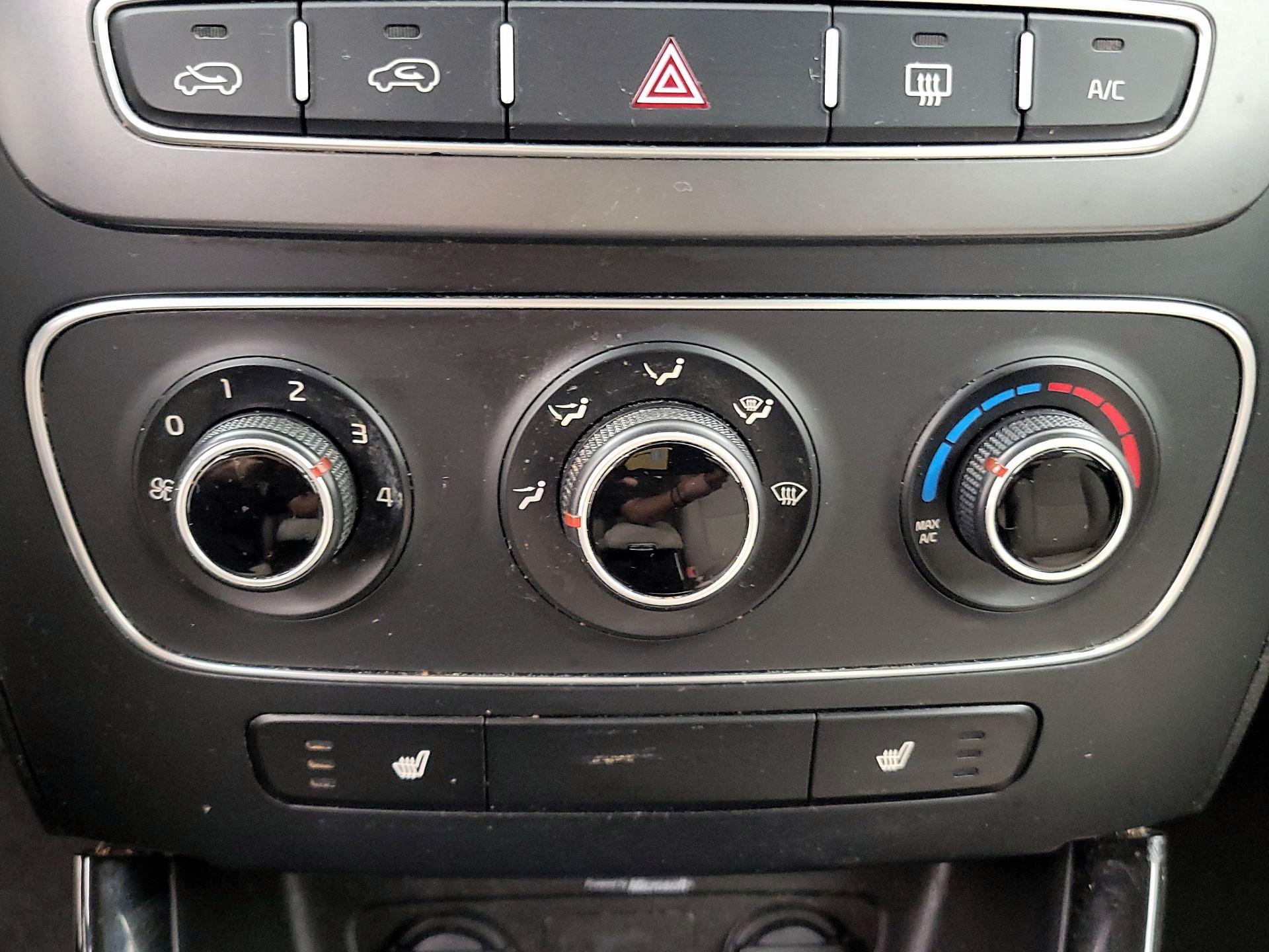 Thumbnail: 2014 Kia Sorento - 16