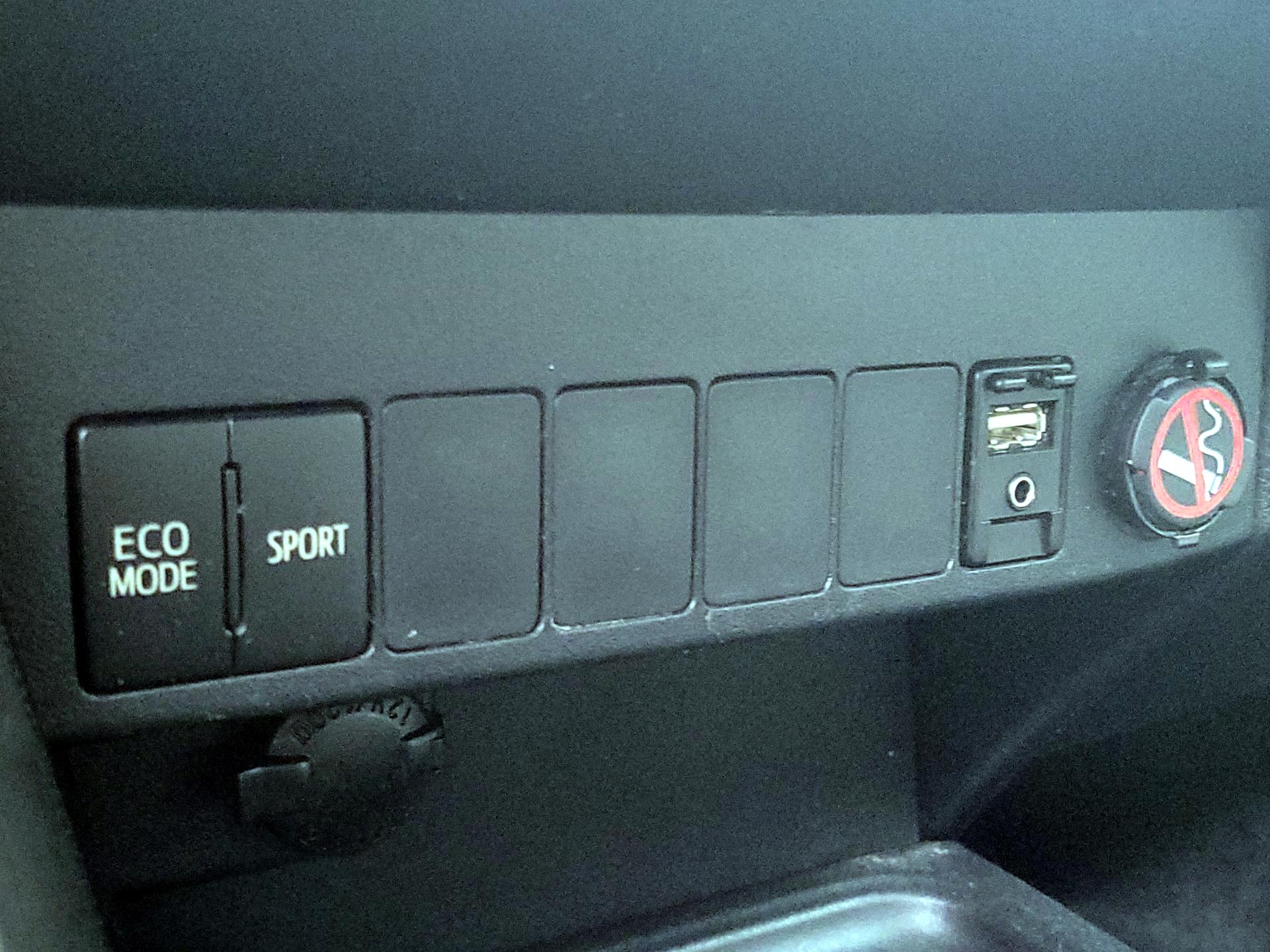 Thumbnail: 2016 Toyota RAV4 - 18