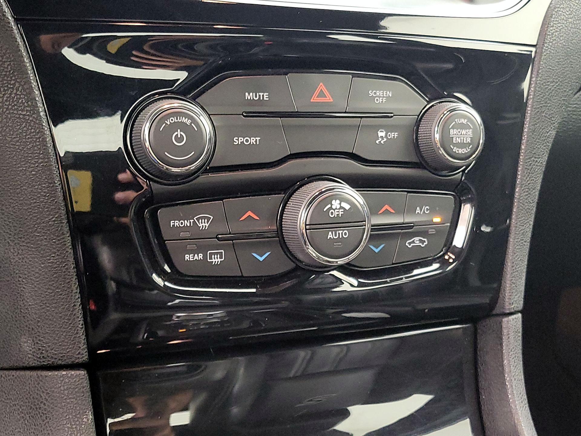 Thumbnail: 2019 Chrysler 300 - 16