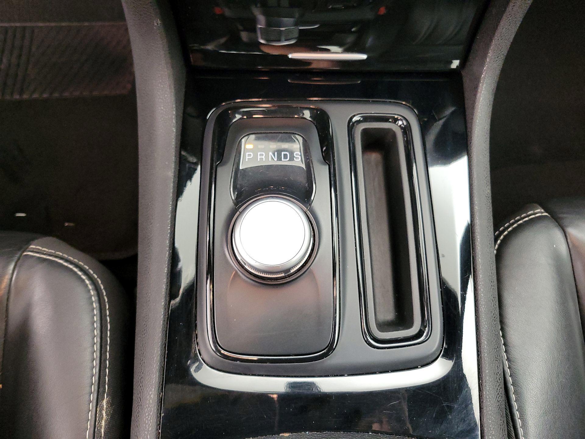 Thumbnail: 2019 Chrysler 300 - 17