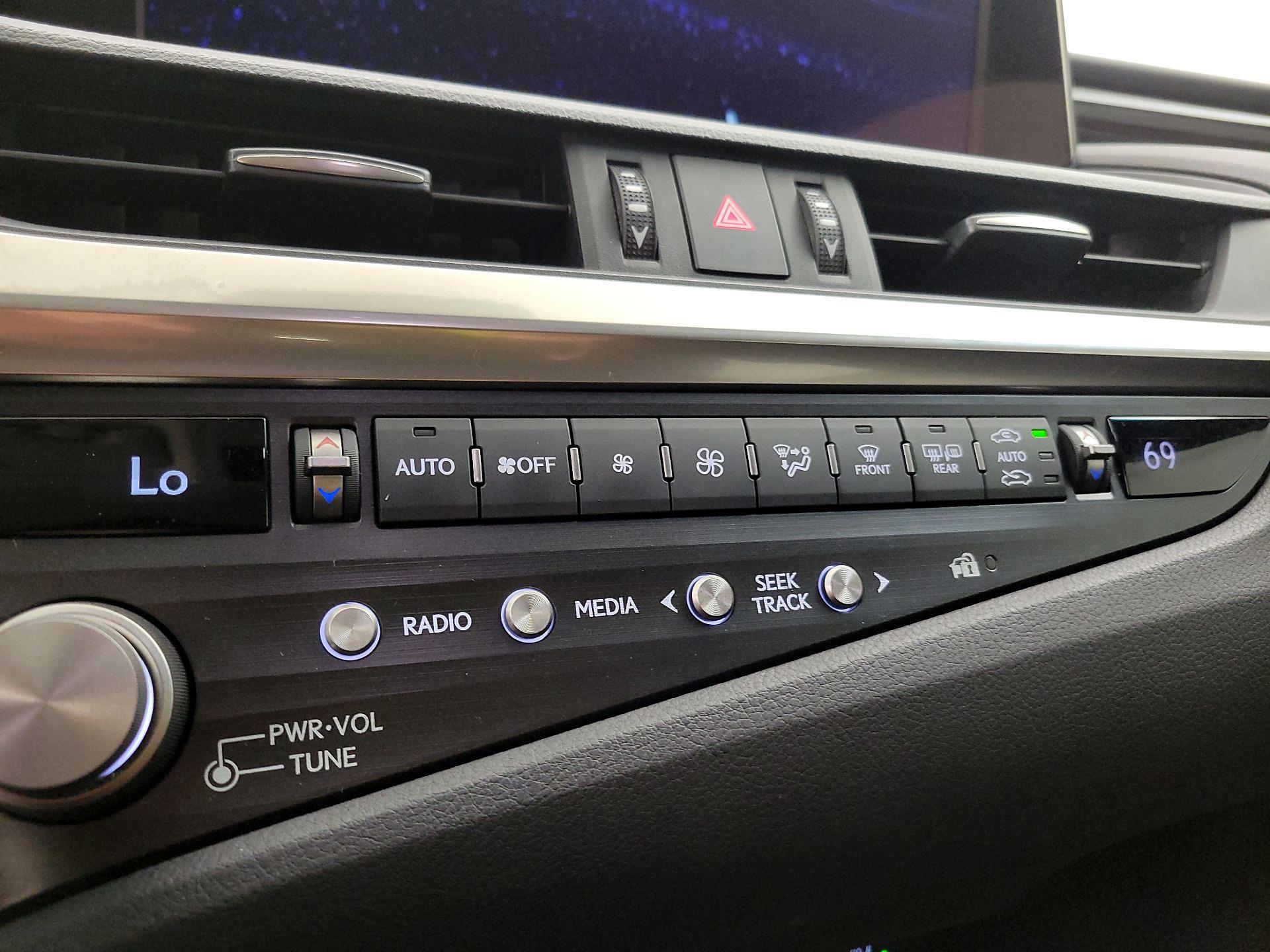 Thumbnail: 2021 Lexus ES - 17