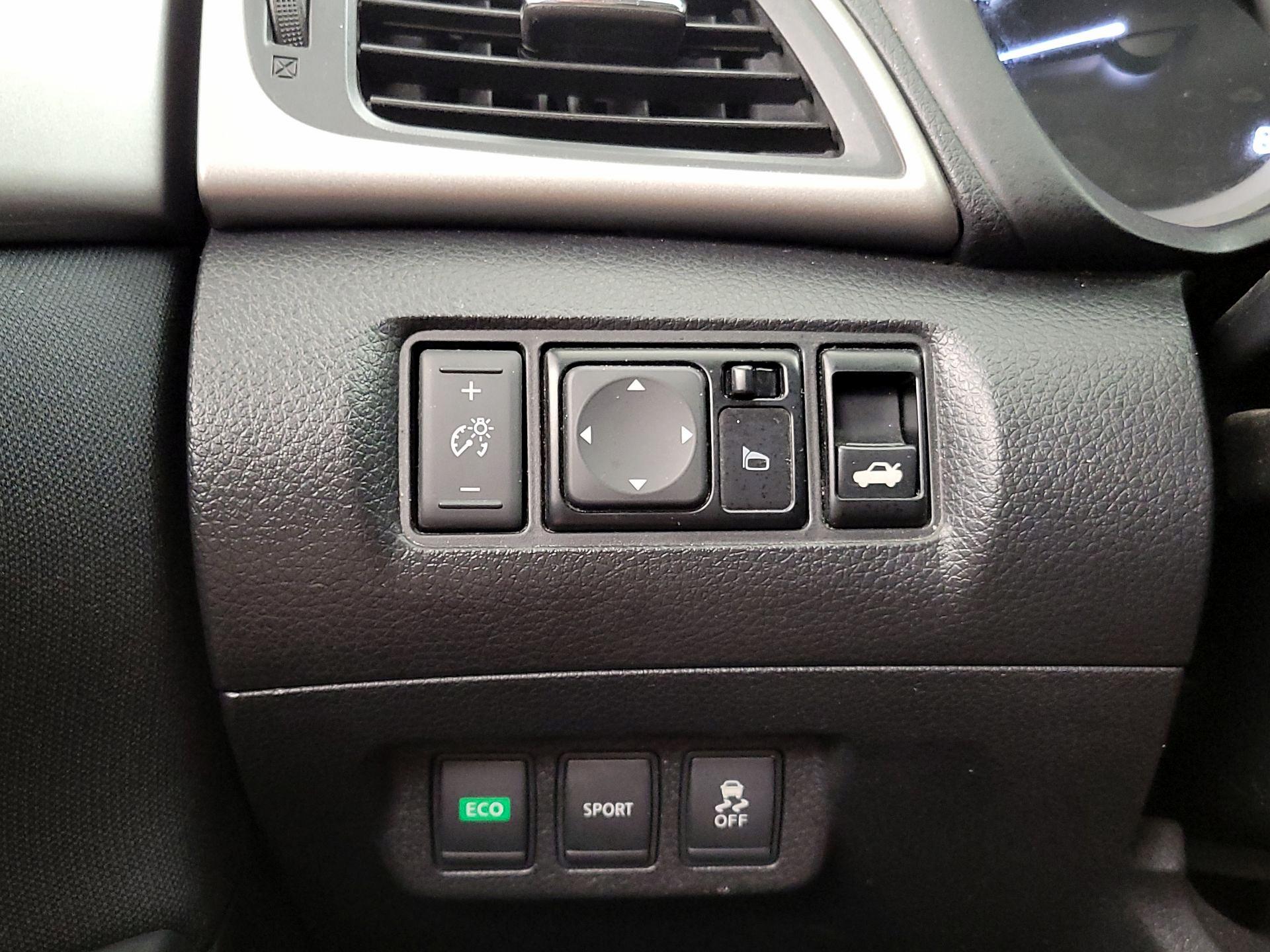 Thumbnail: 2015 Nissan Sentra - 13
