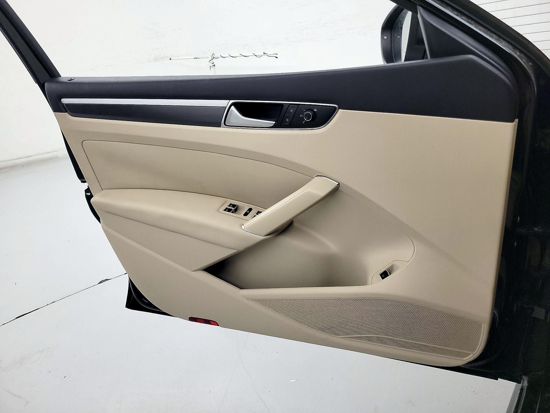 Thumbnail: 2016 Volkswagen Passat - 12