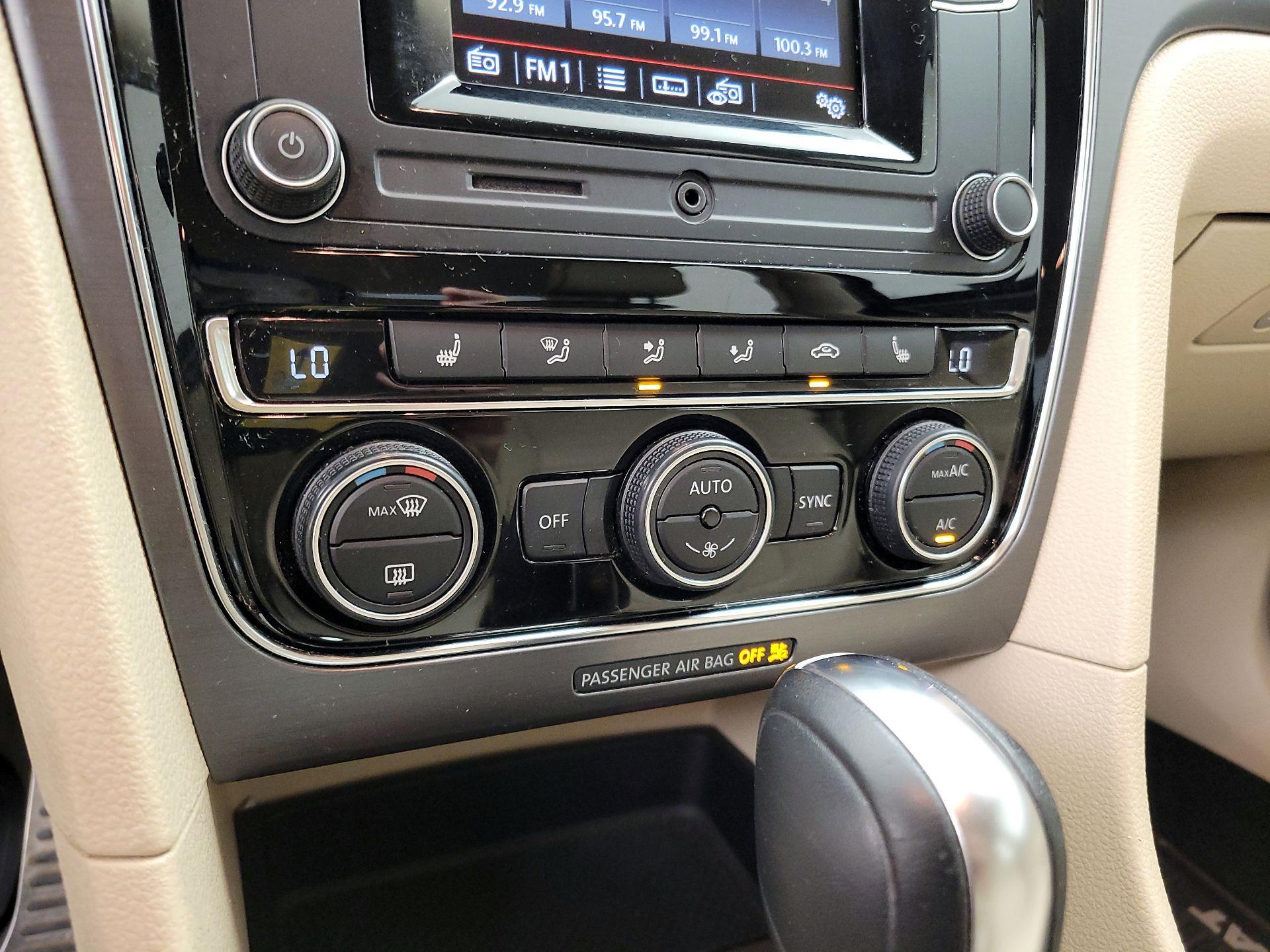 Thumbnail: 2016 Volkswagen Passat - 16