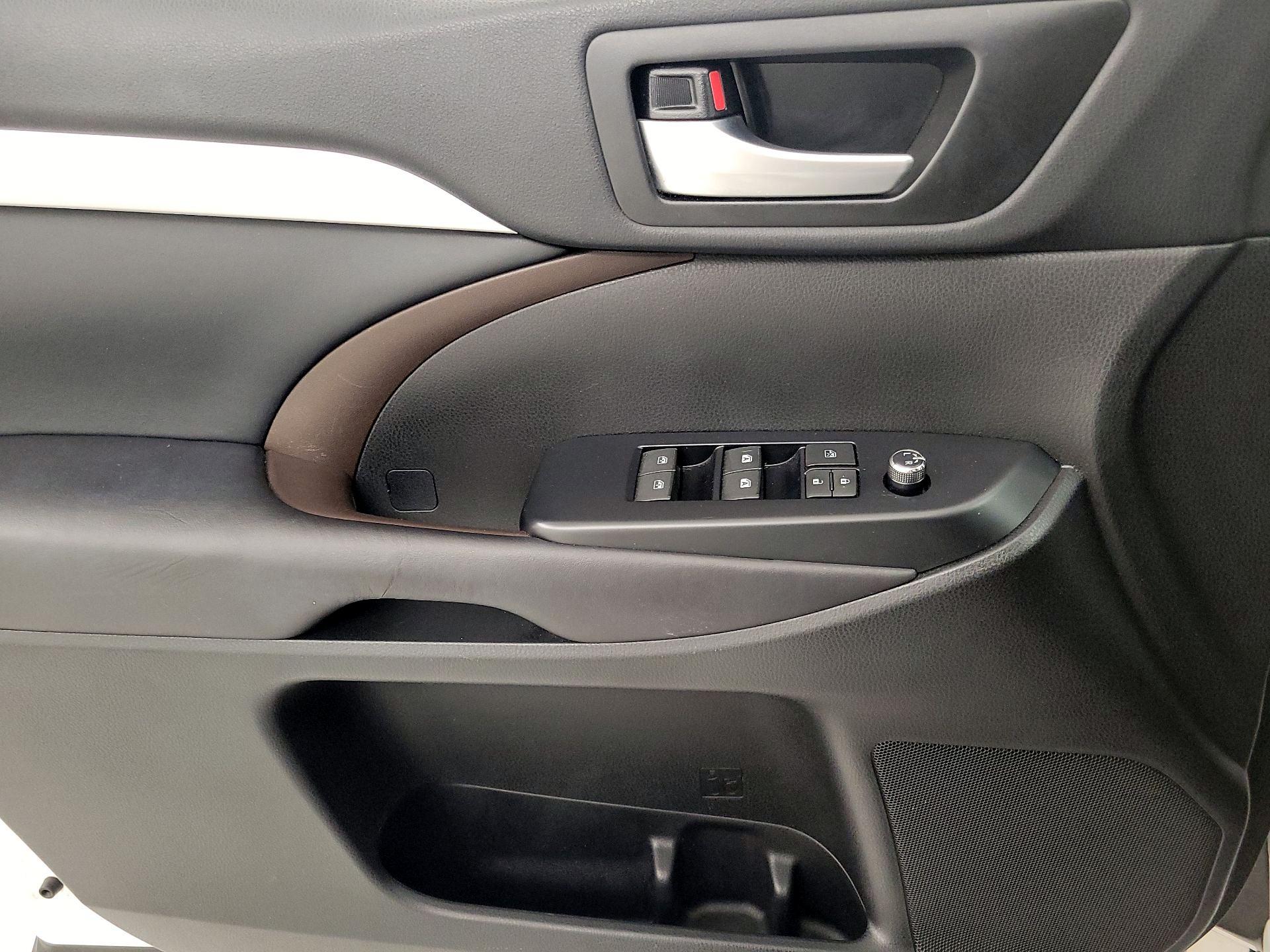 Thumbnail: 2016 Toyota Highlander - 12