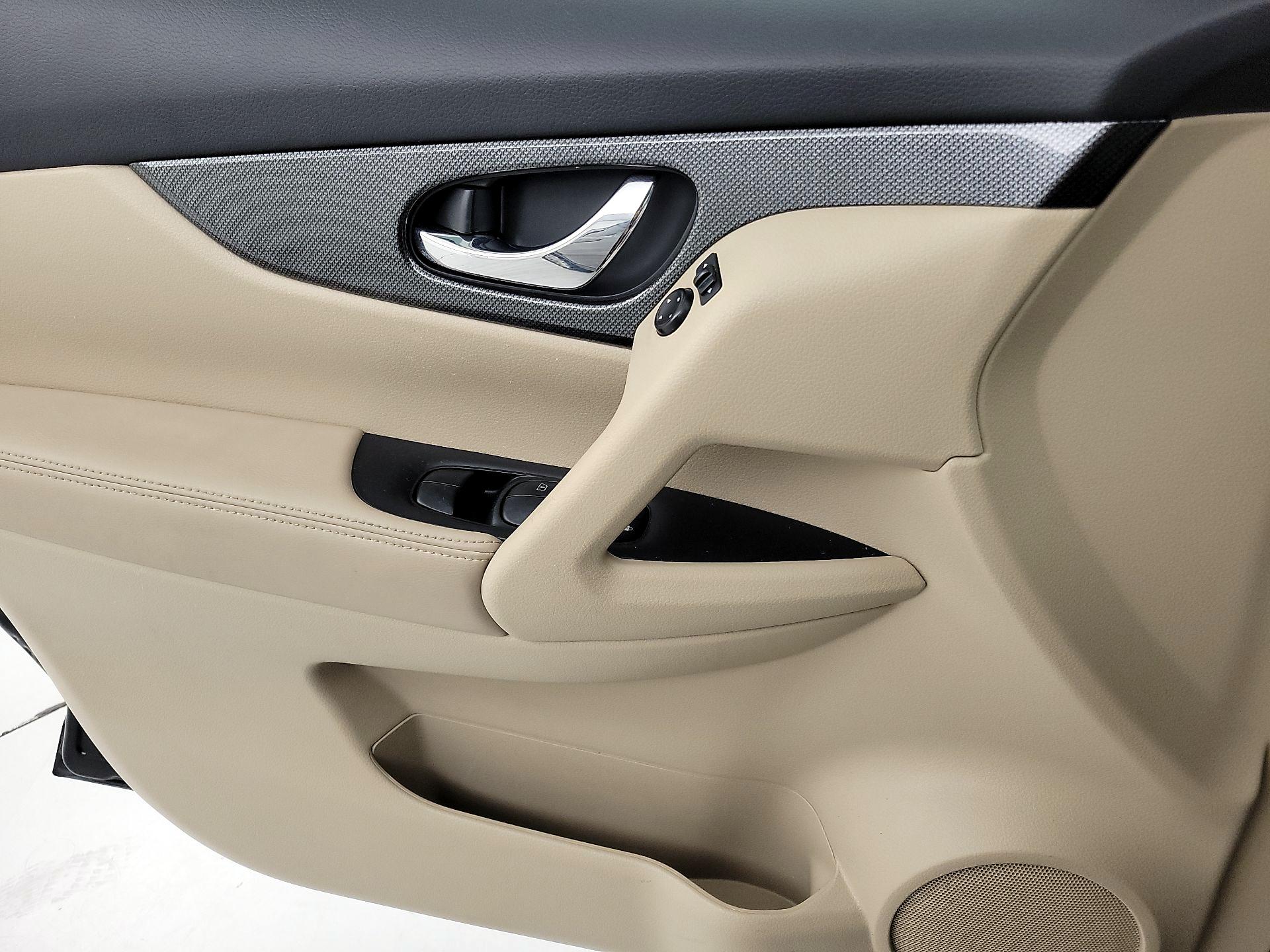 Thumbnail: 2015 Nissan Rogue - 12