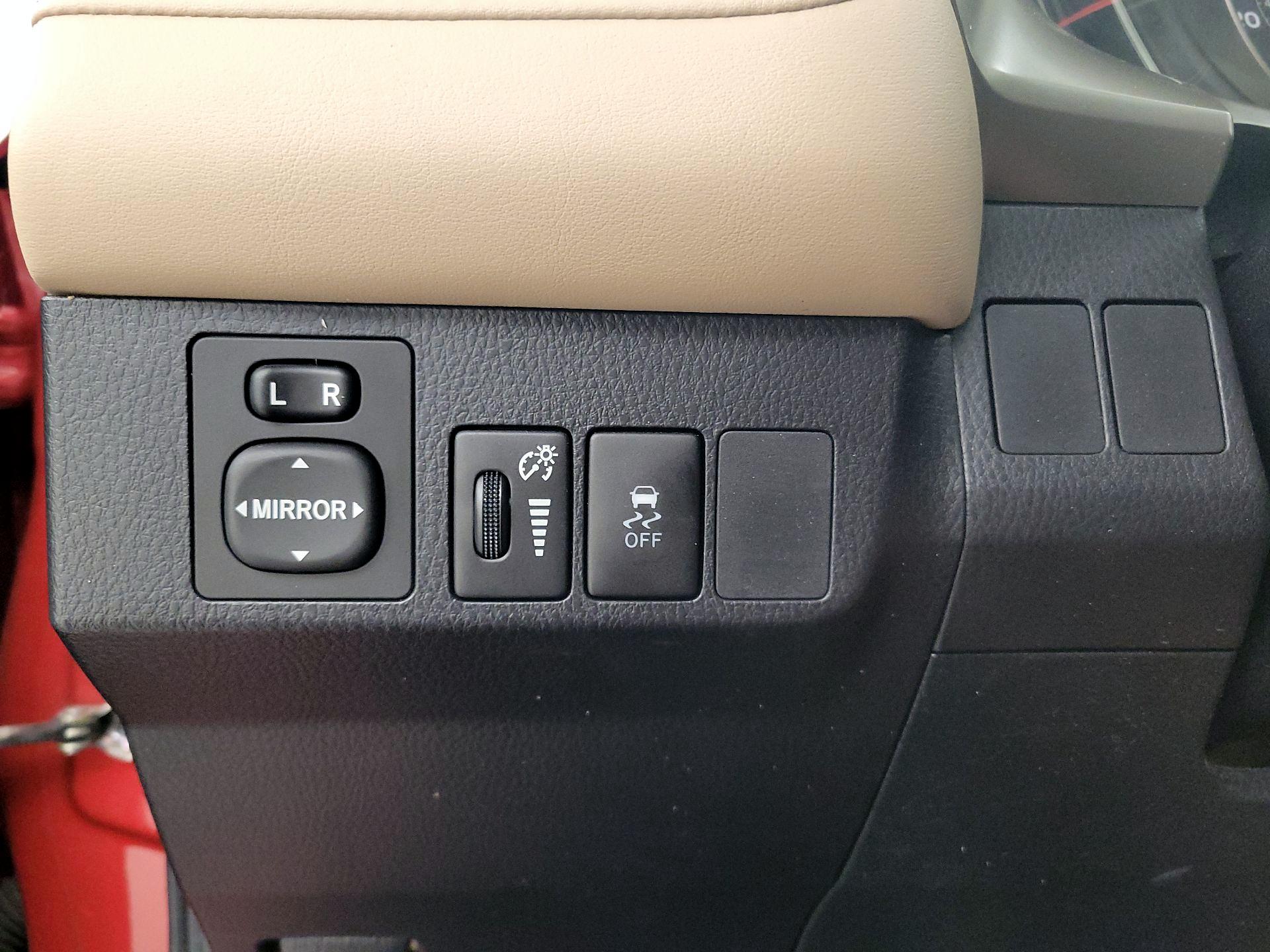 Thumbnail: 2015 Toyota RAV4 - 13