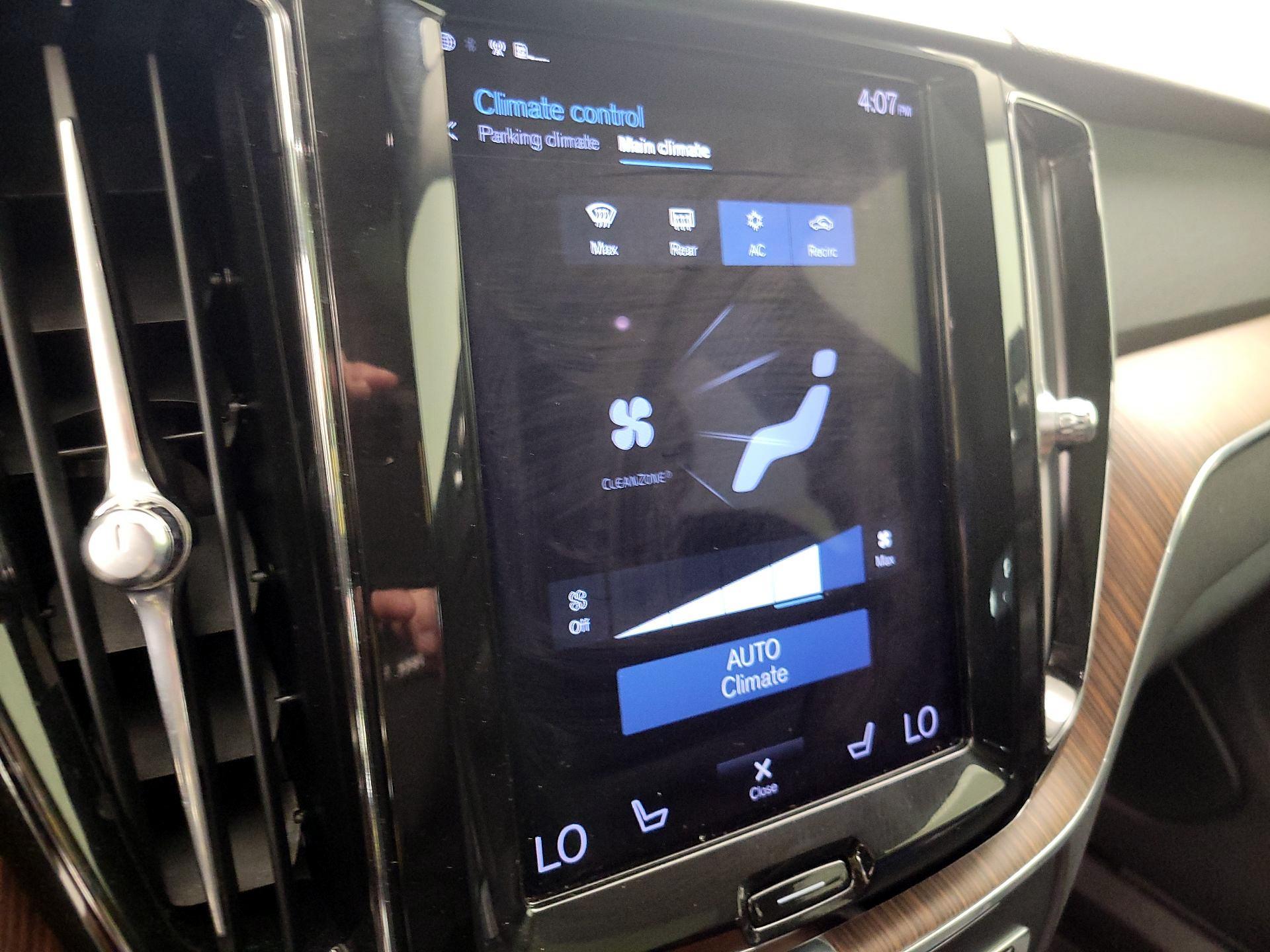 Thumbnail: 2021 Volvo XC60 - 17