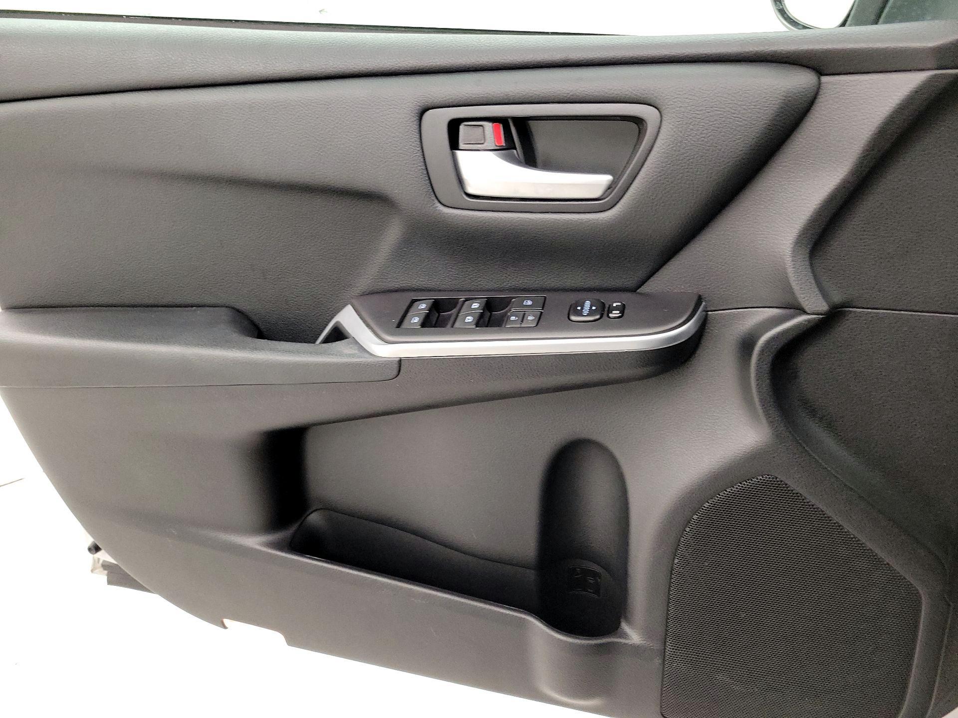 Thumbnail: 2015 Toyota Camry - 12