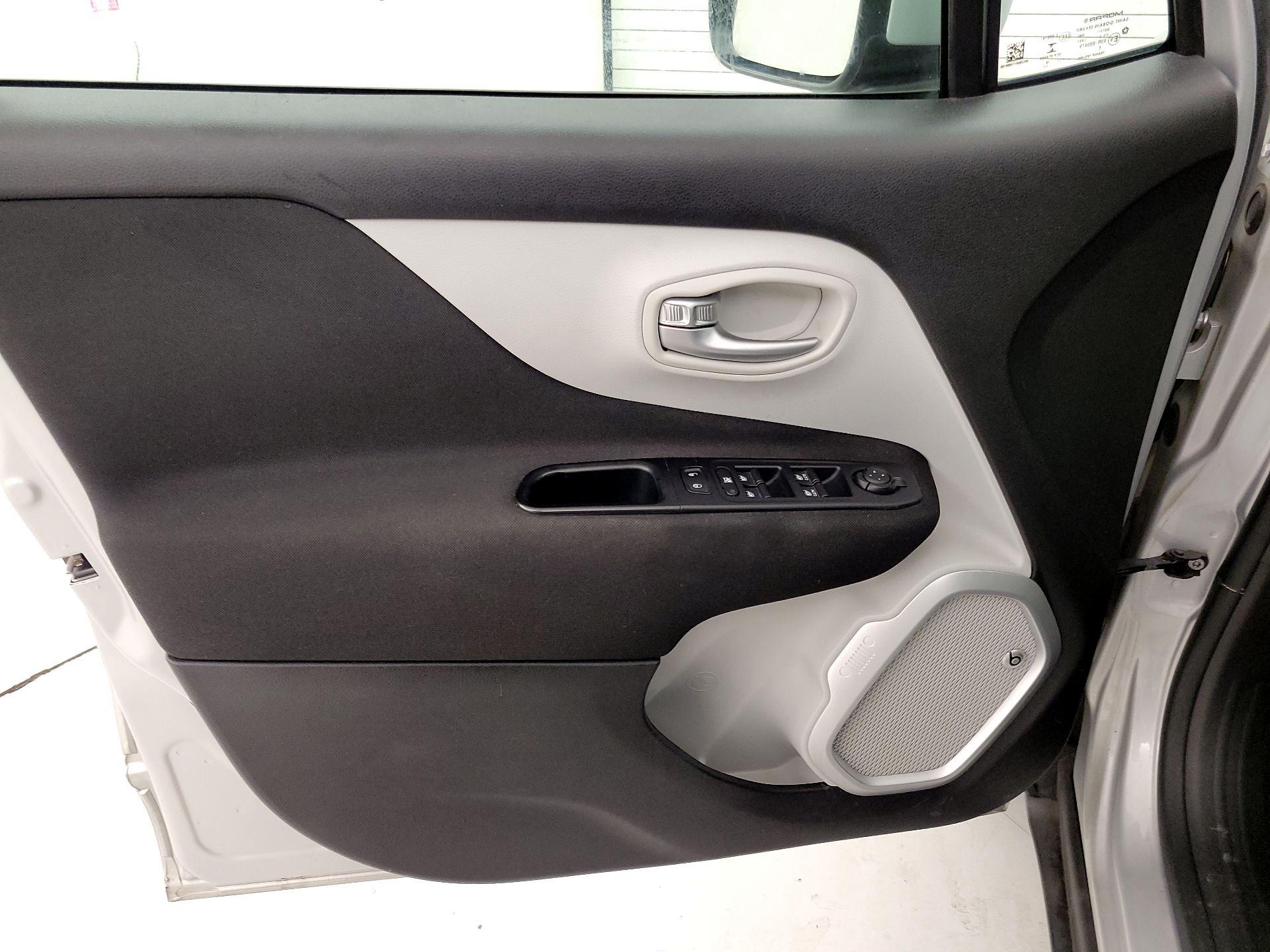 Thumbnail: 2018 Jeep Renegade - 12