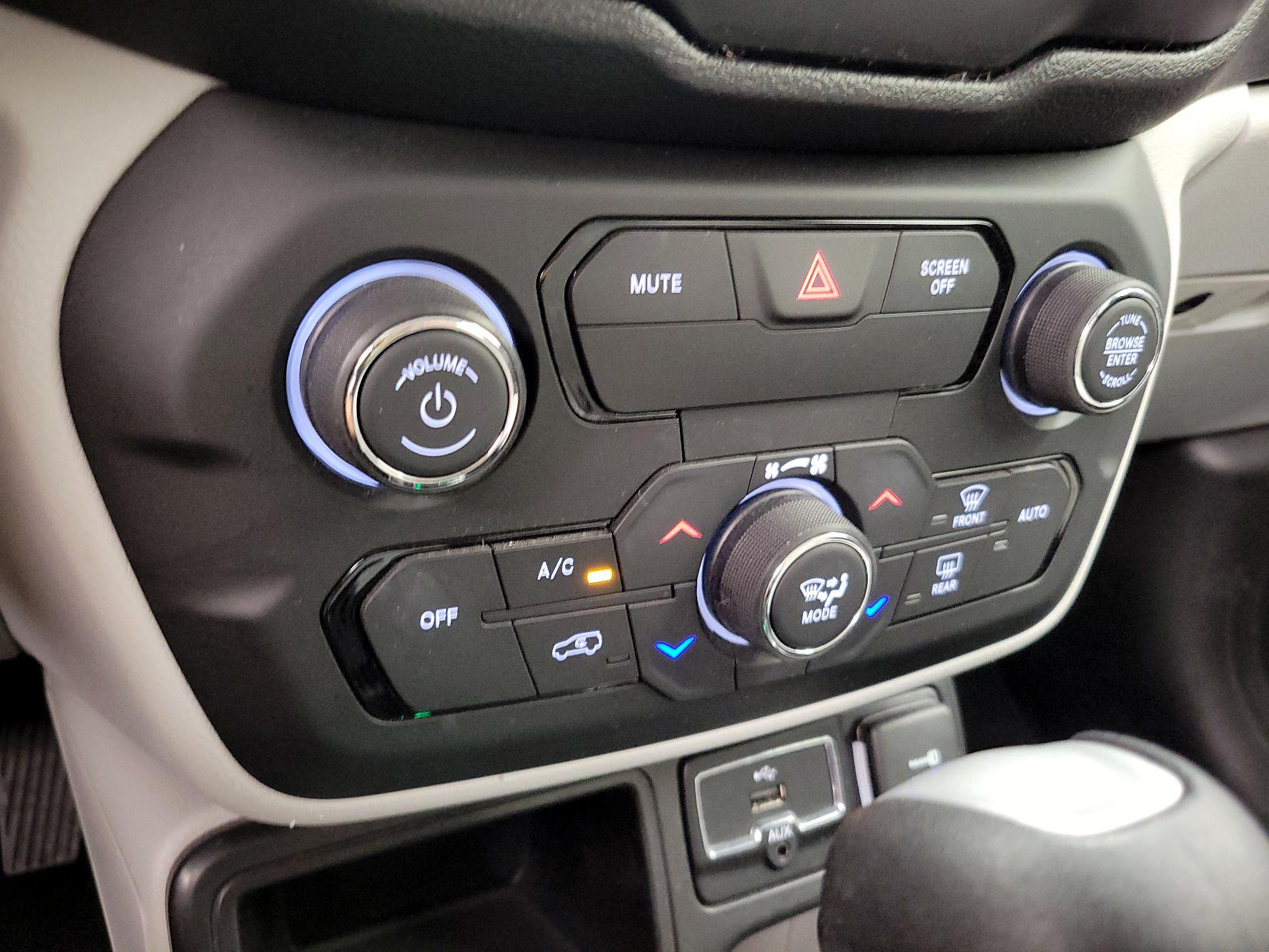Thumbnail: 2018 Jeep Renegade - 16