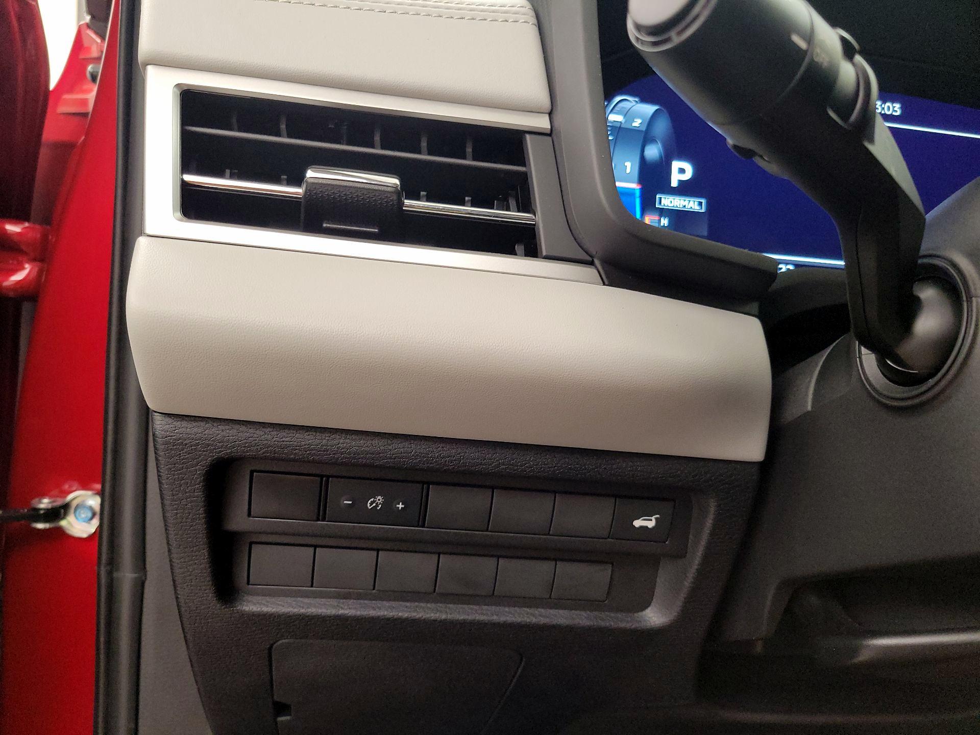 Thumbnail: 2023 Mitsubishi Outlander - 13