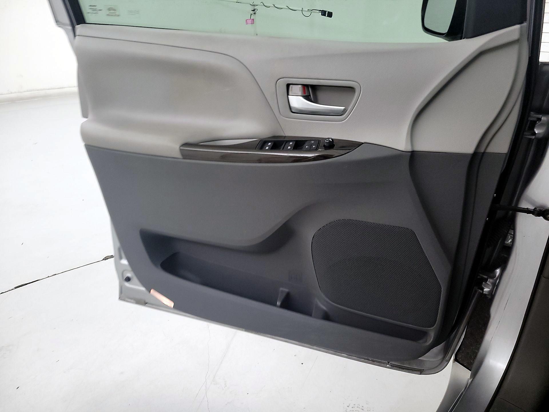 Thumbnail: 2015 Toyota Sienna - 12