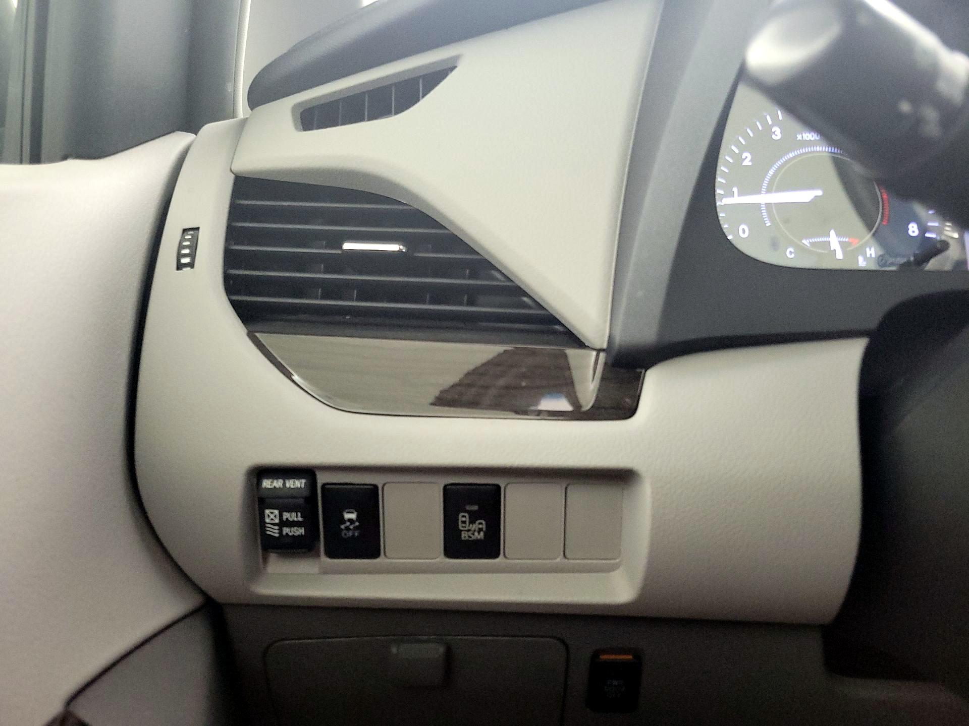 Thumbnail: 2015 Toyota Sienna - 13