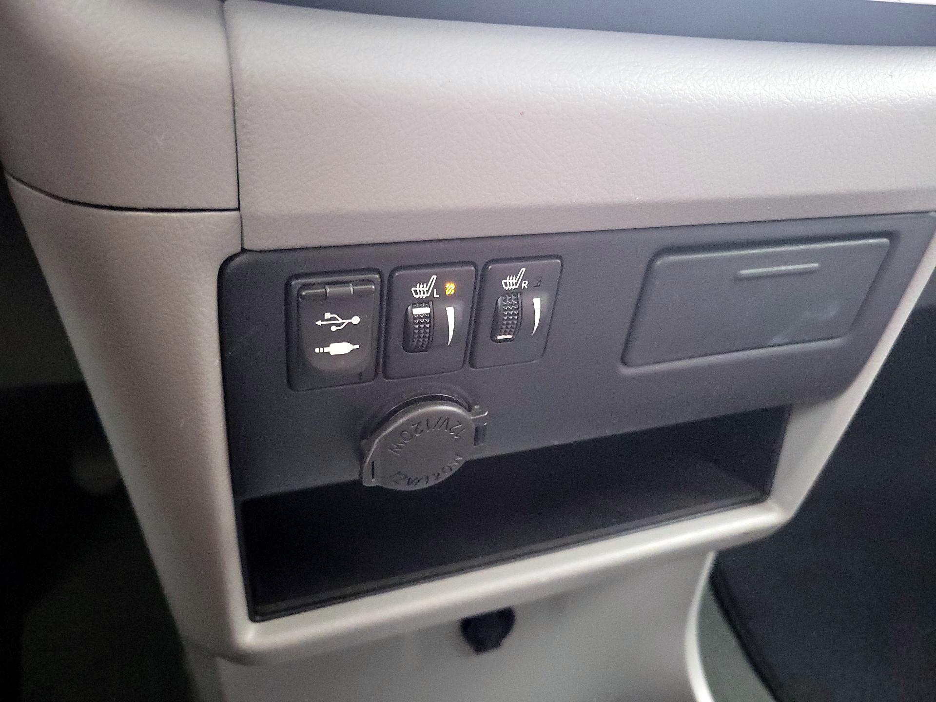 Thumbnail: 2015 Toyota Sienna - 18
