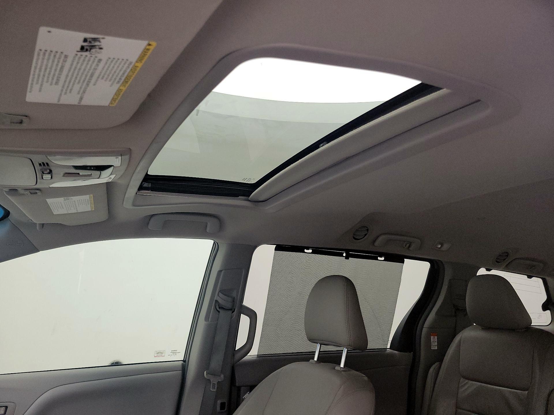 Thumbnail: 2015 Toyota Sienna - 19