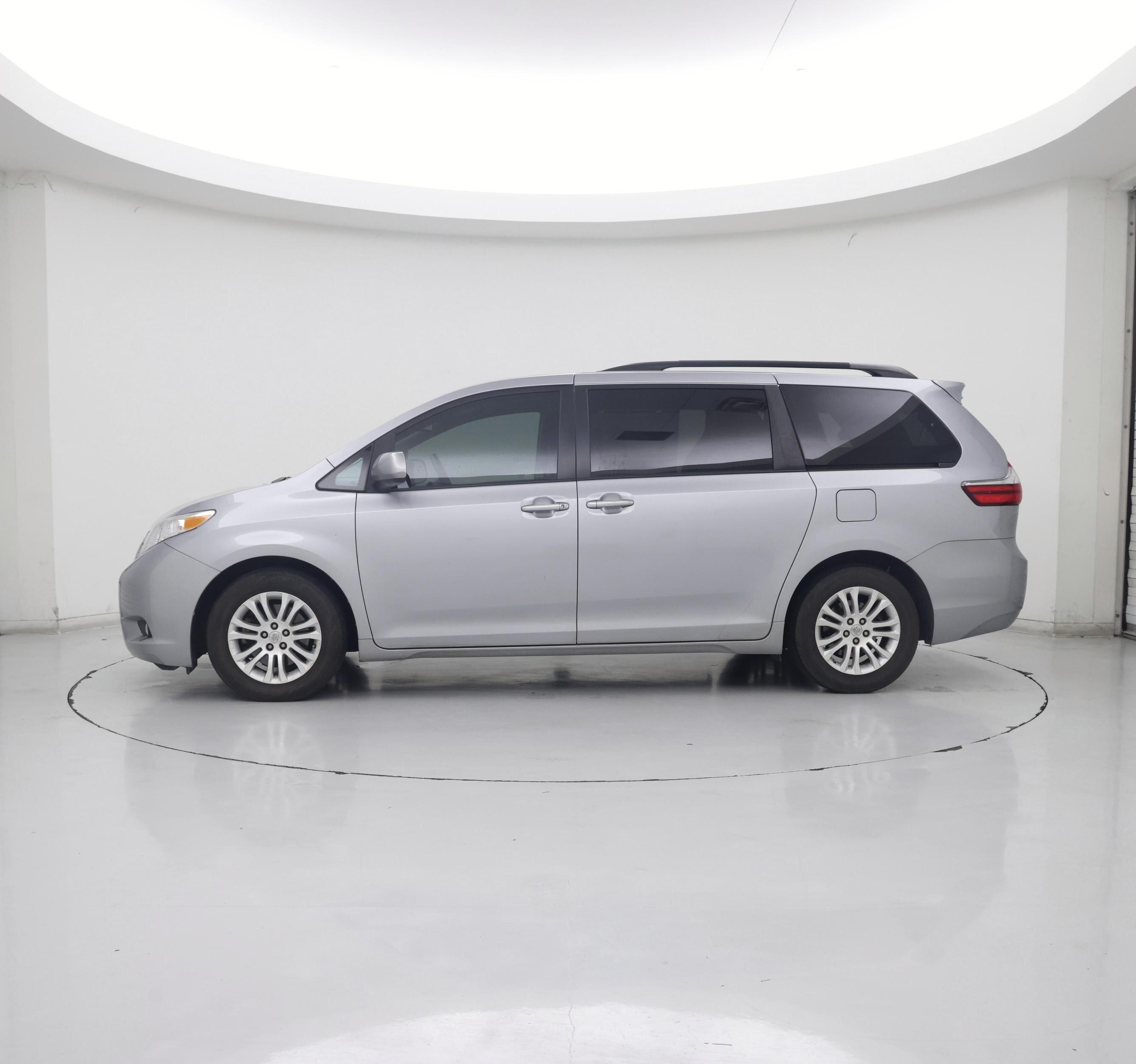 Thumbnail: 2015 Toyota Sienna - 3