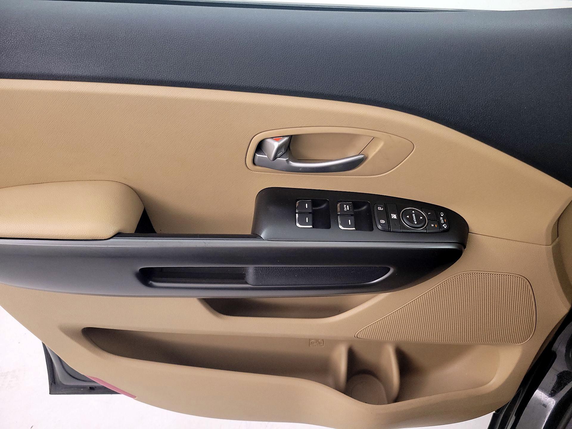 Thumbnail: 2017 Kia Sedona - 12
