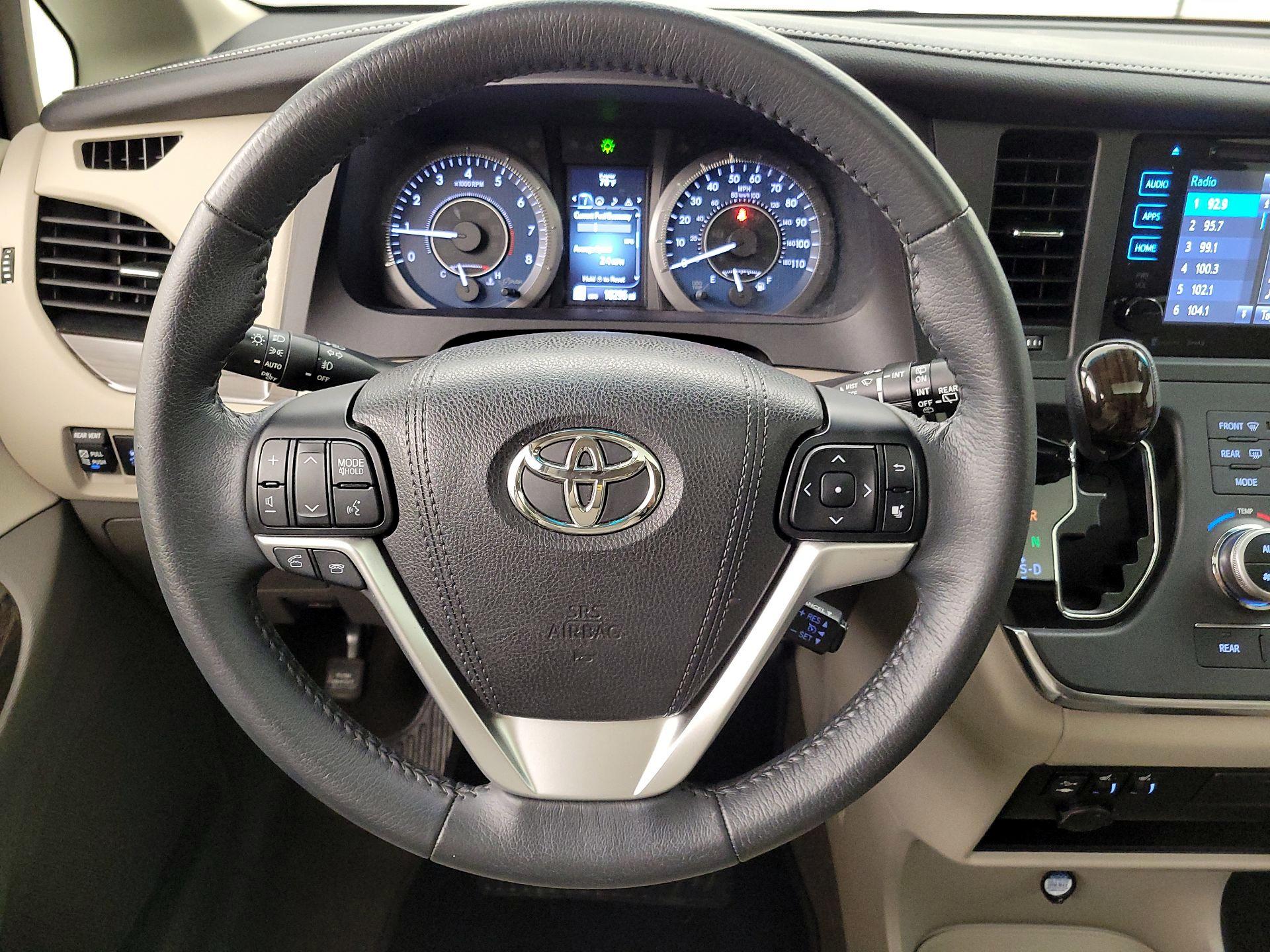 Thumbnail: 2017 Toyota Sienna - 10