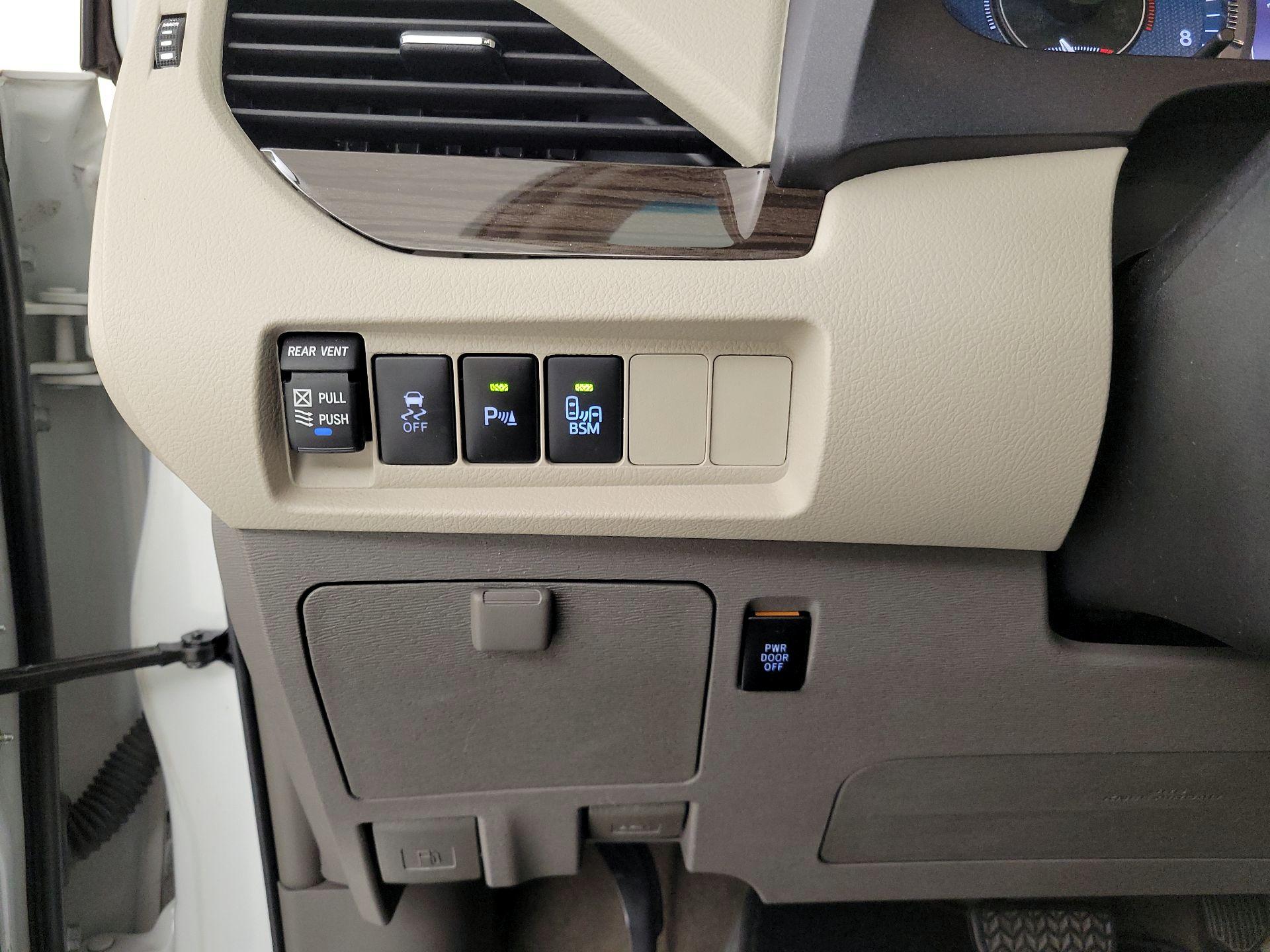 Thumbnail: 2017 Toyota Sienna - 13