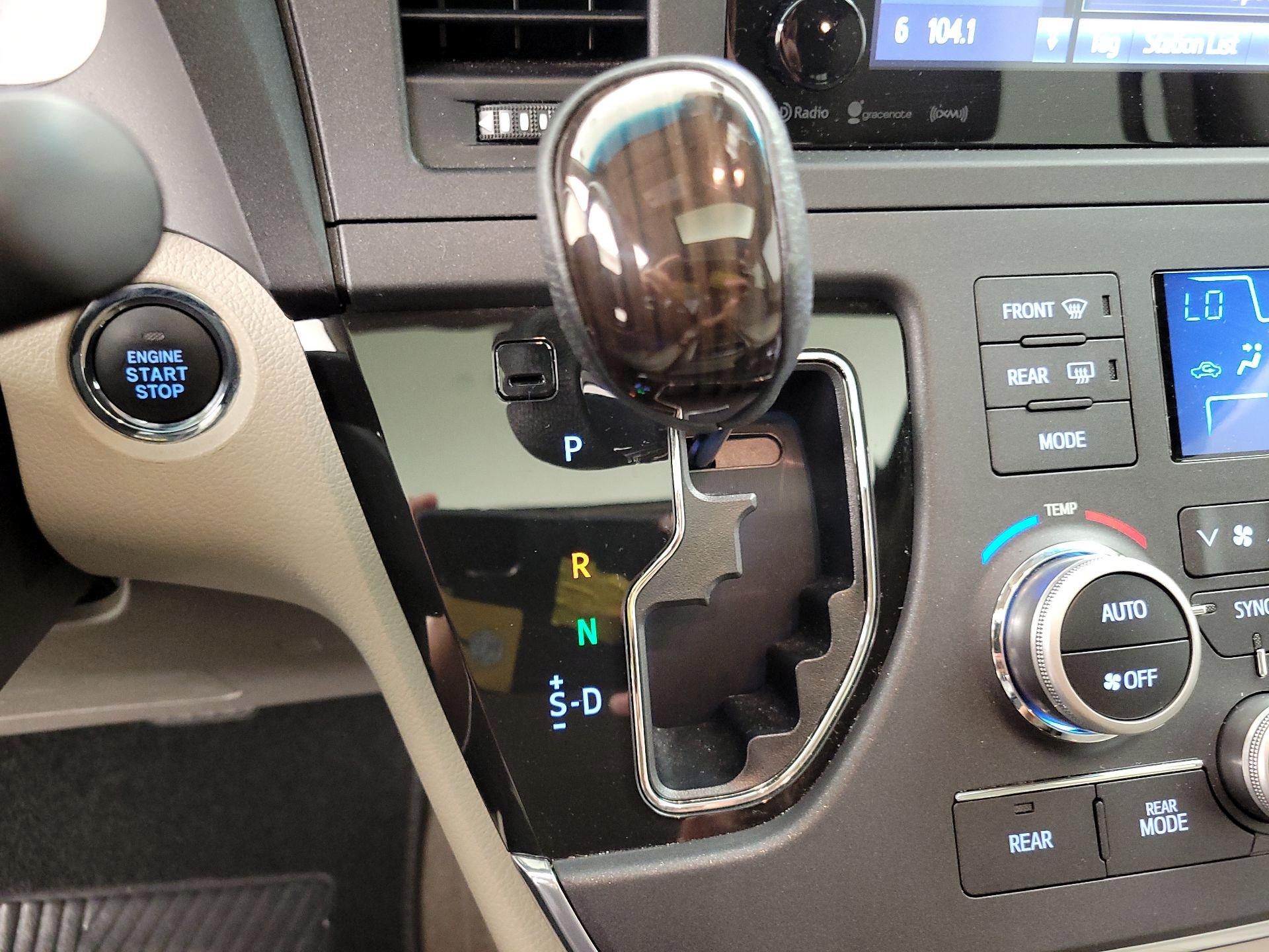 Thumbnail: 2017 Toyota Sienna - 17