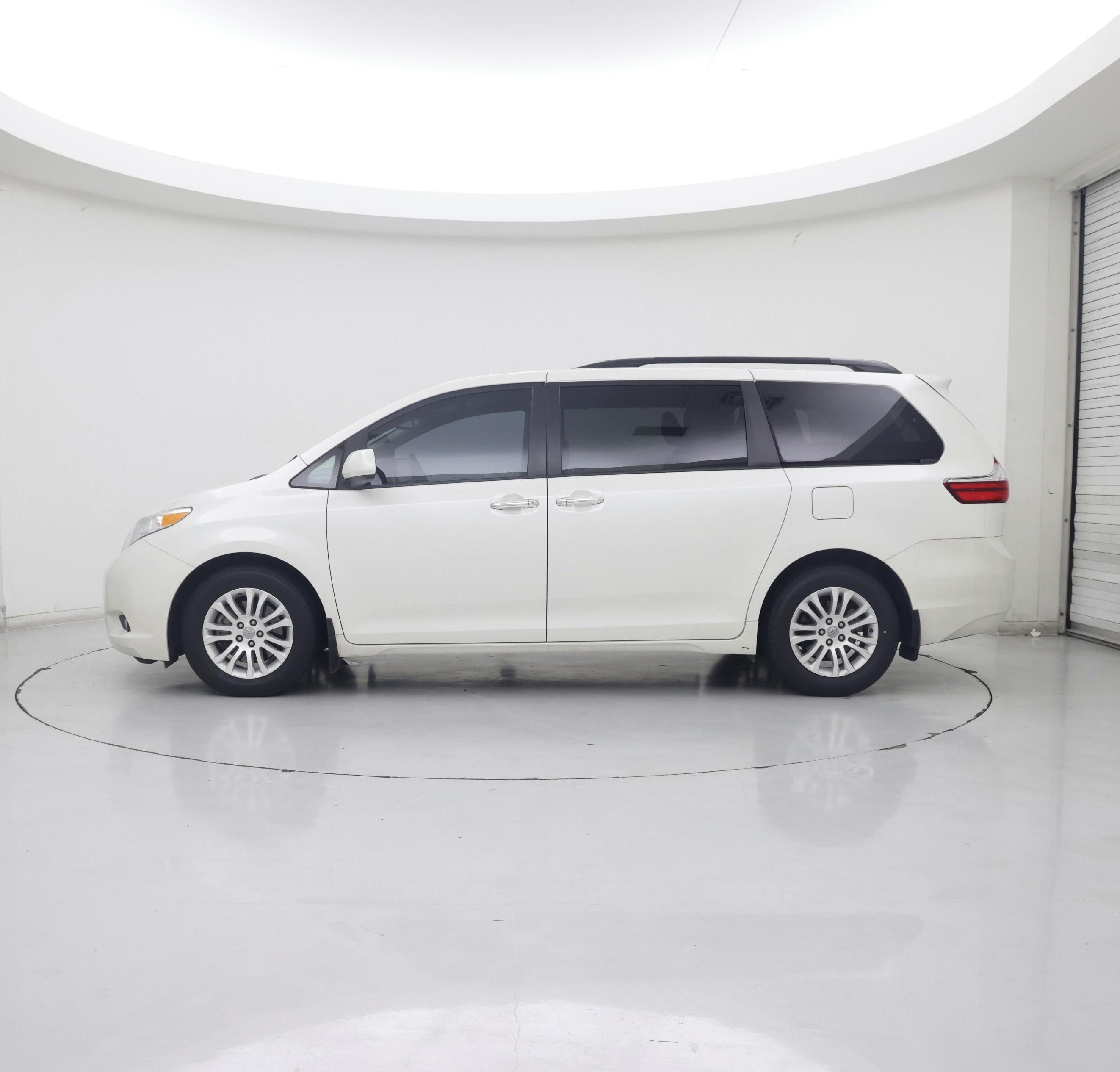 Thumbnail: 2017 Toyota Sienna - 3