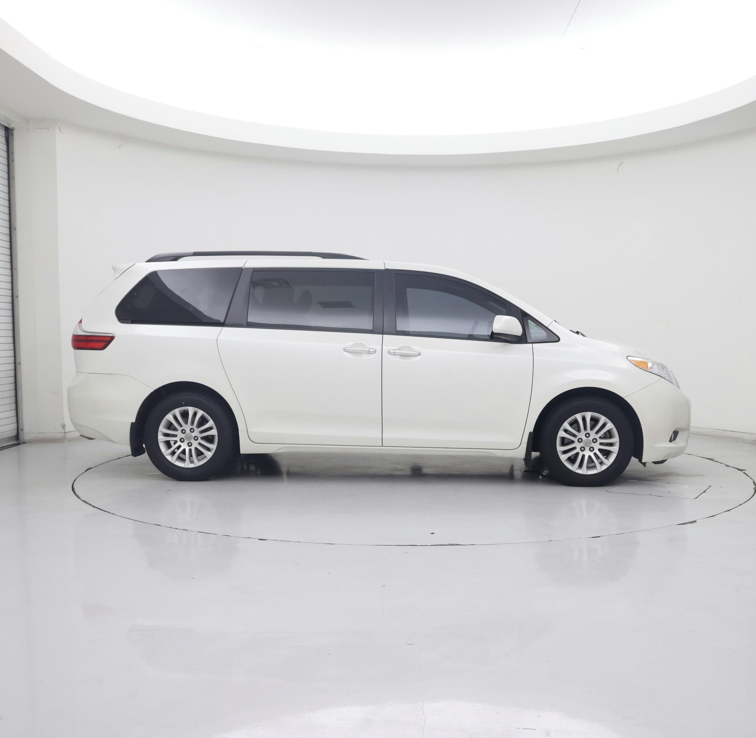 Thumbnail: 2017 Toyota Sienna - 7