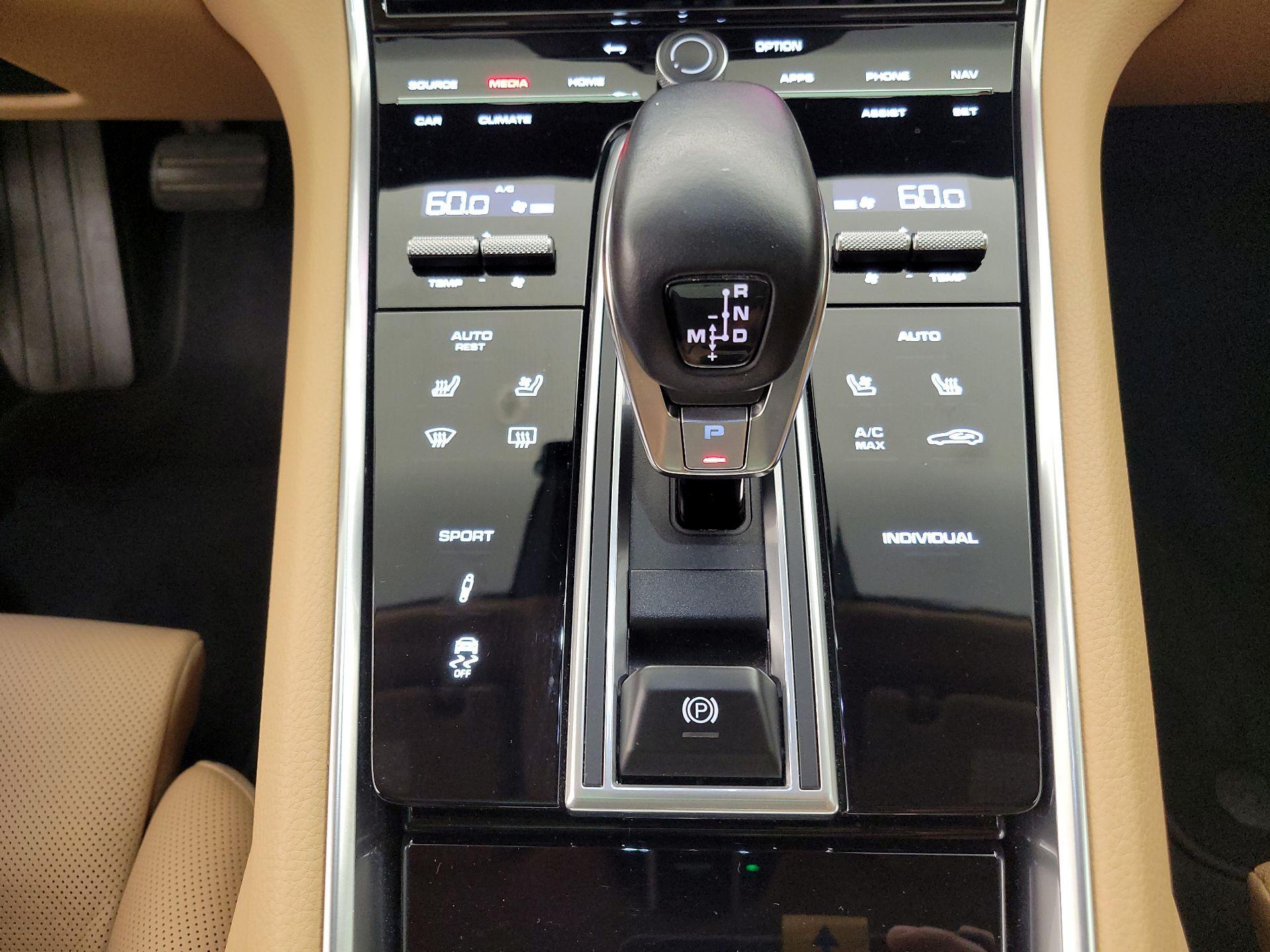 Thumbnail: 2022 Porsche Panamera - 18