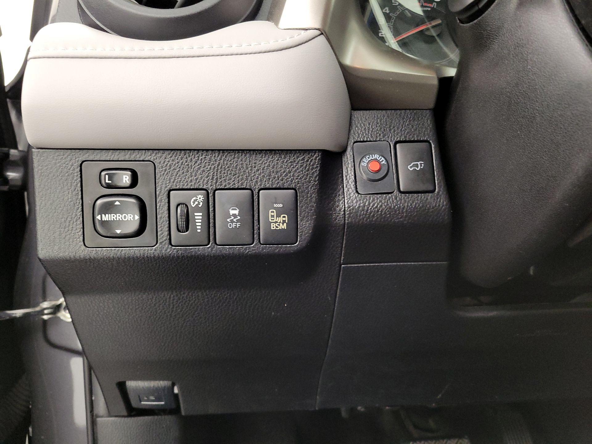 Thumbnail: 2015 Toyota RAV4 - 13