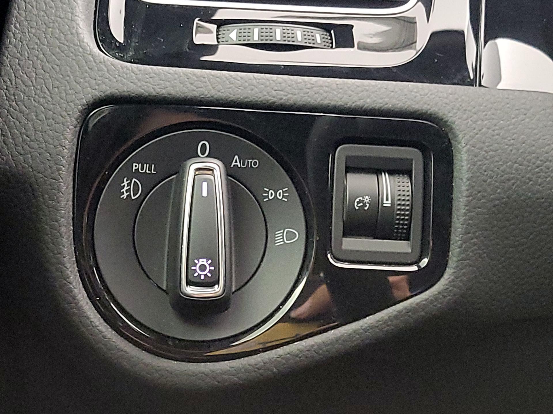 Thumbnail: 2019 Volkswagen Golf - 13