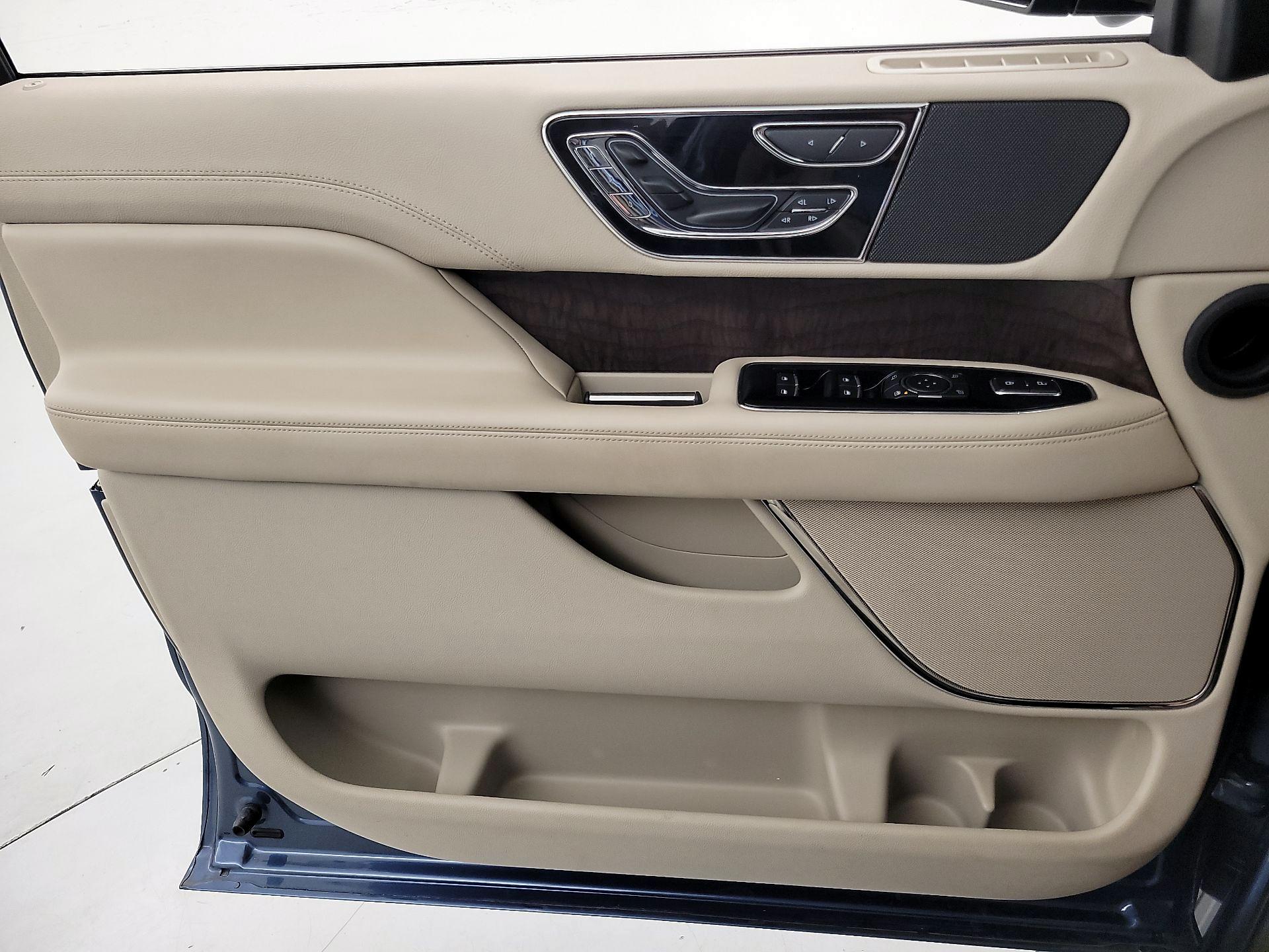 Thumbnail: 2020 Lincoln Navigator - 12