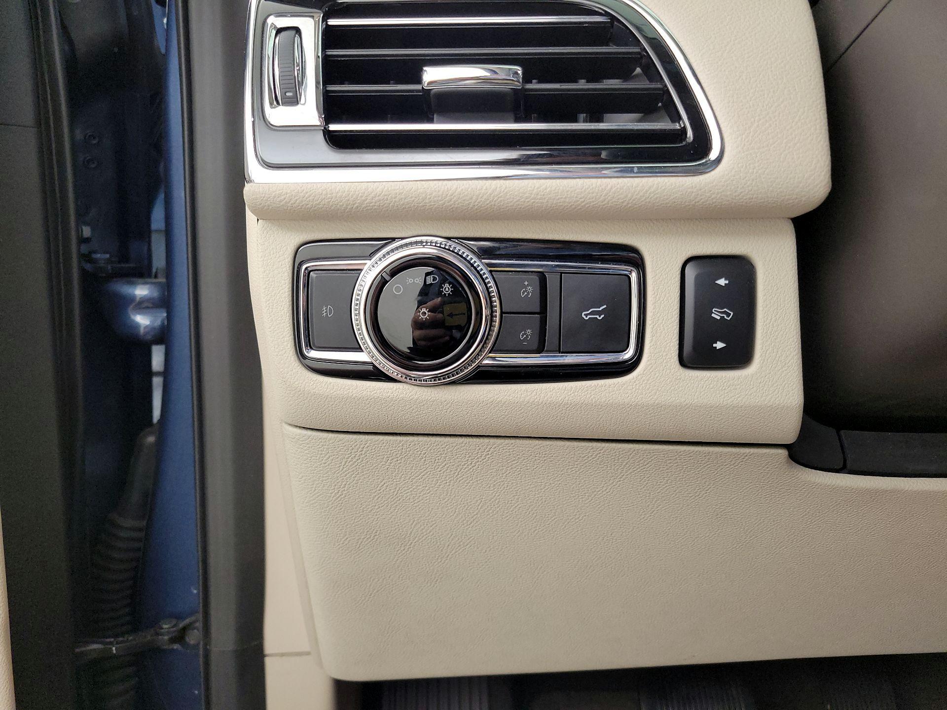 Thumbnail: 2020 Lincoln Navigator - 13